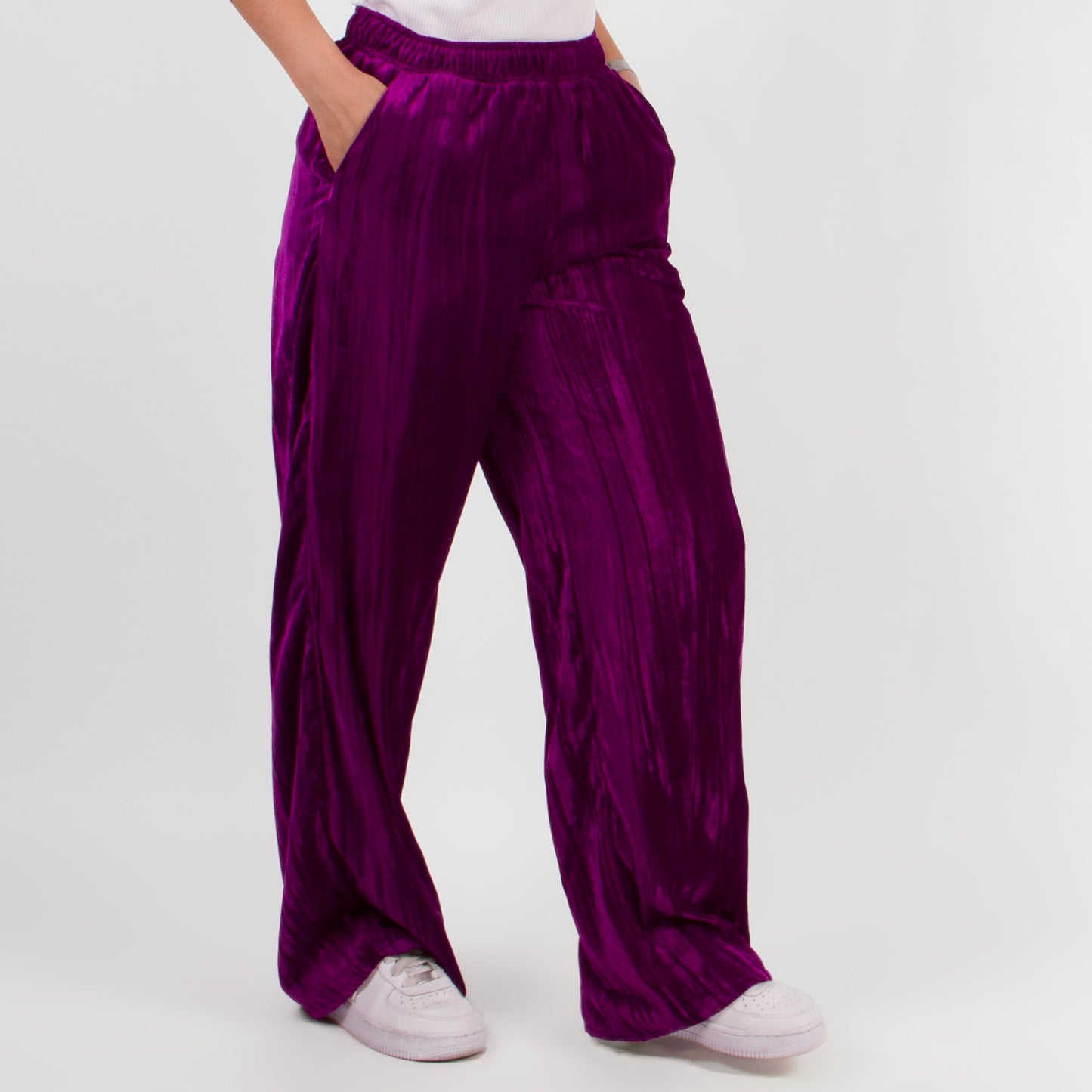 lucewear - femme portant un pantalon large en velours de soie violet