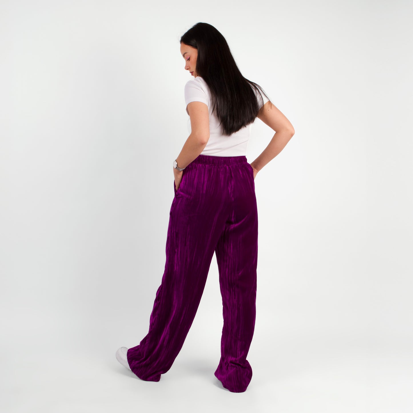 lucewear - femme portant un pantalon large en velours de soie violet