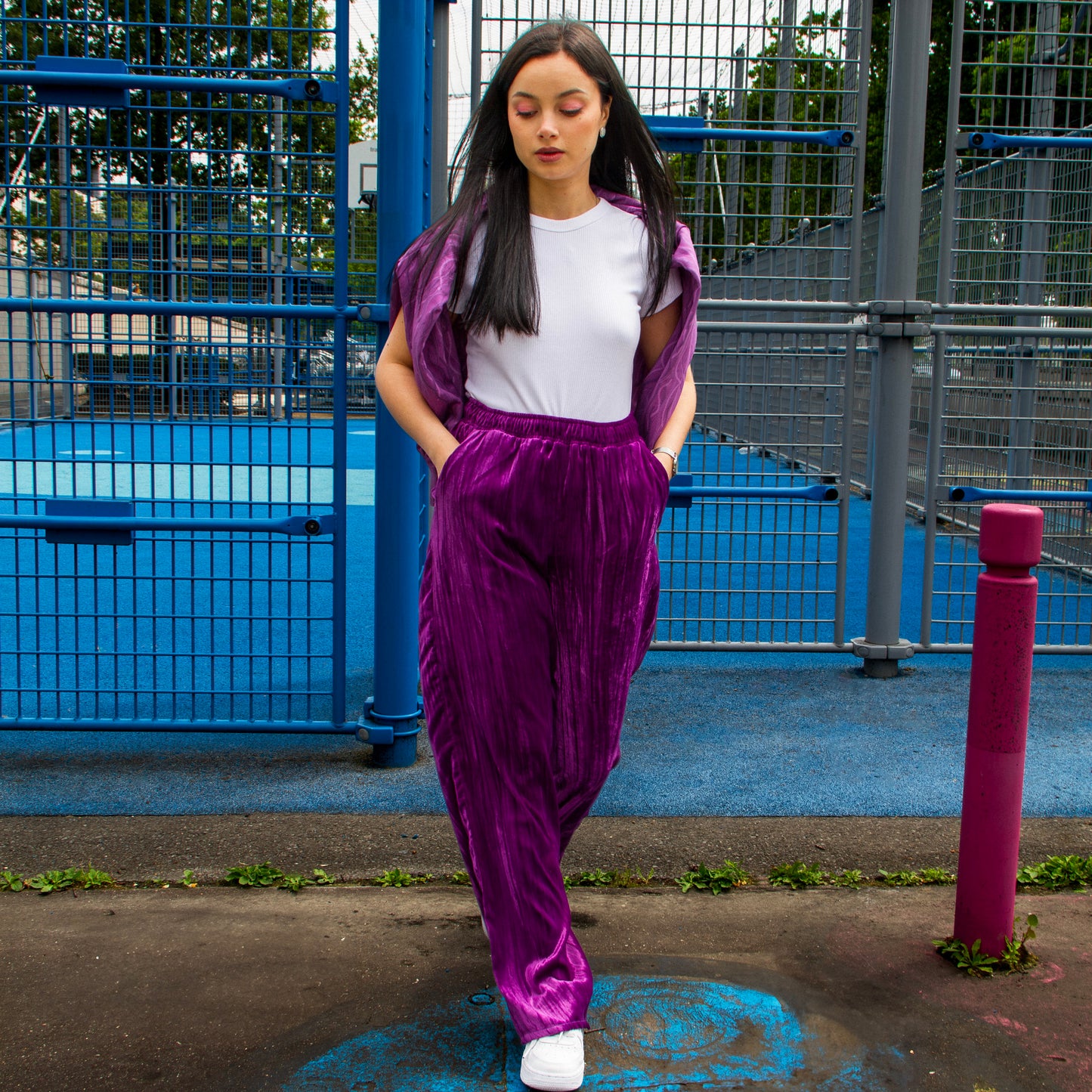 lucewear - femme portant un pantalon large en velours de soie violet