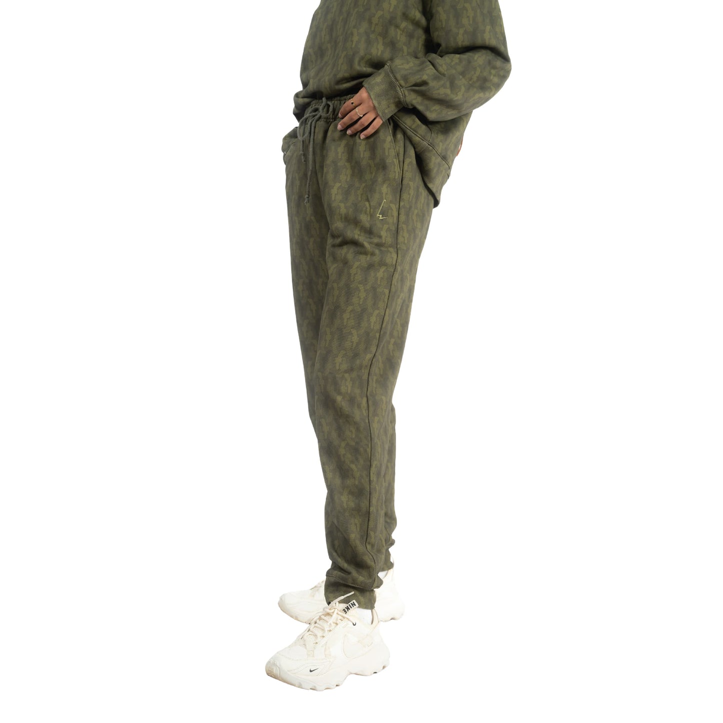 lucewear : femme portant un pantalon de survêtement à motif kaki