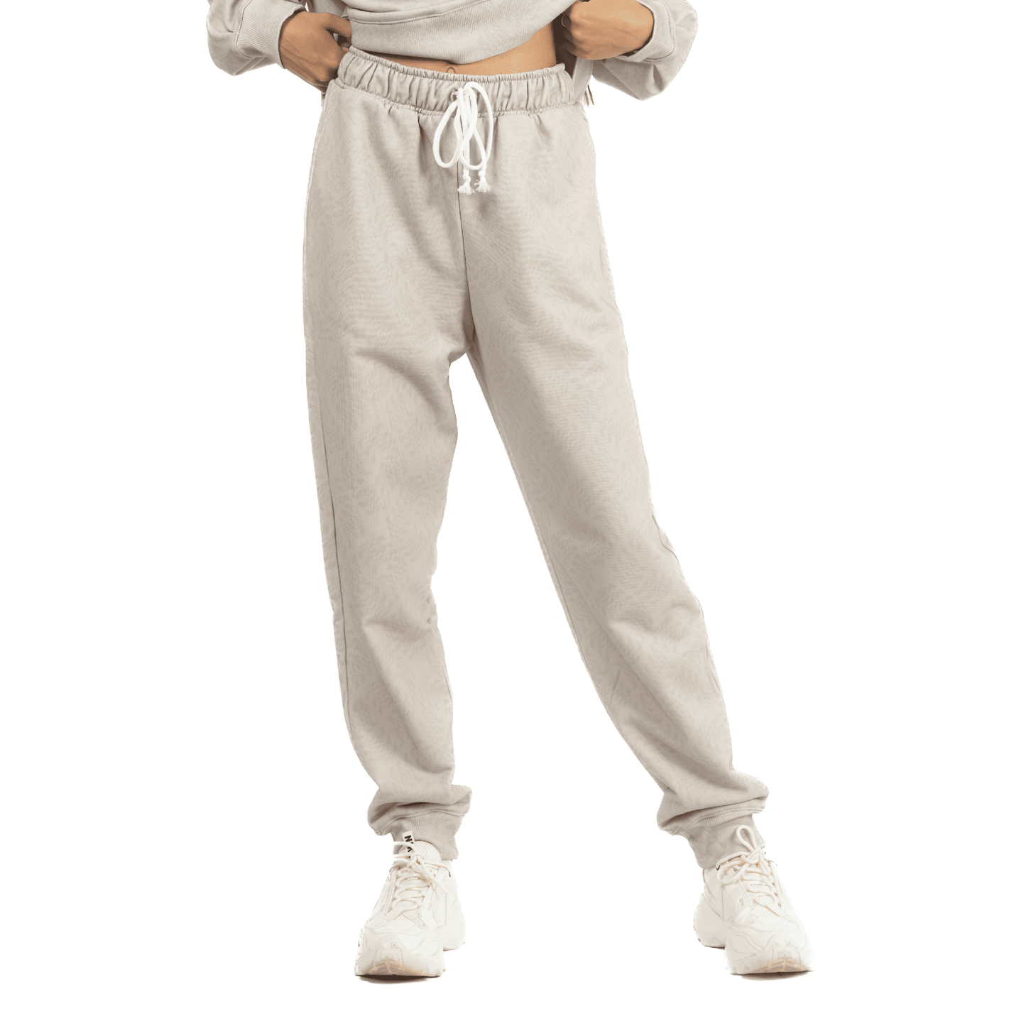 lucewear: femme portant un pantalon de survêtement taupe