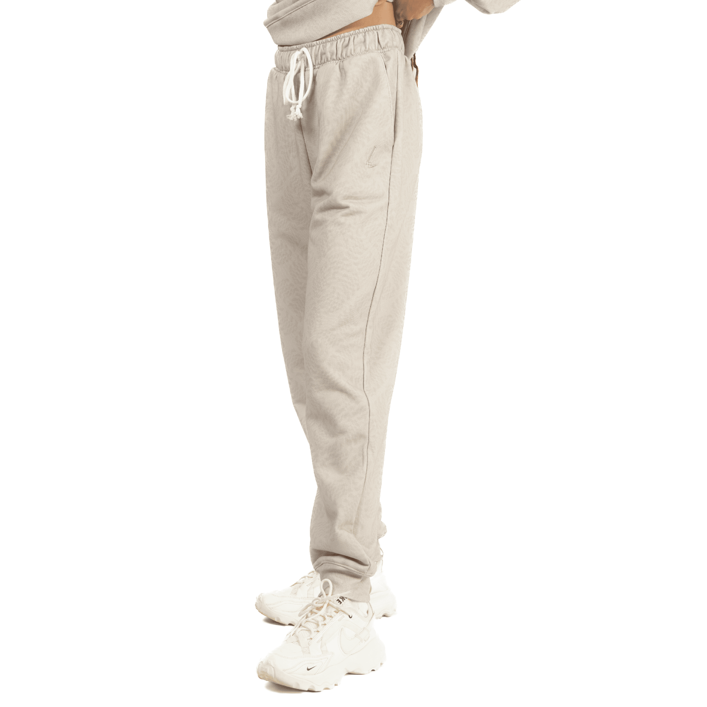 lucewear: femme portant un pantalon de survêtement taupe