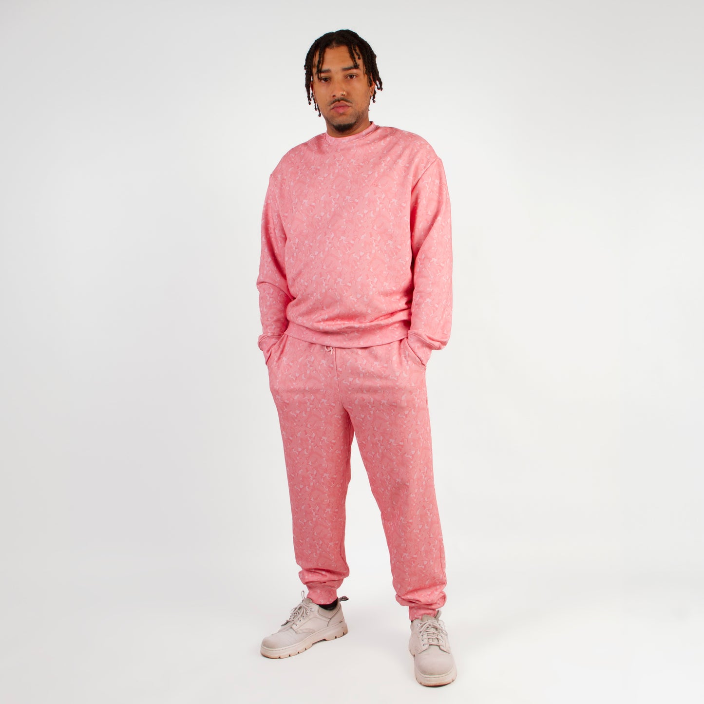 lucewear: homme portant un ensemble de survêtement rose
