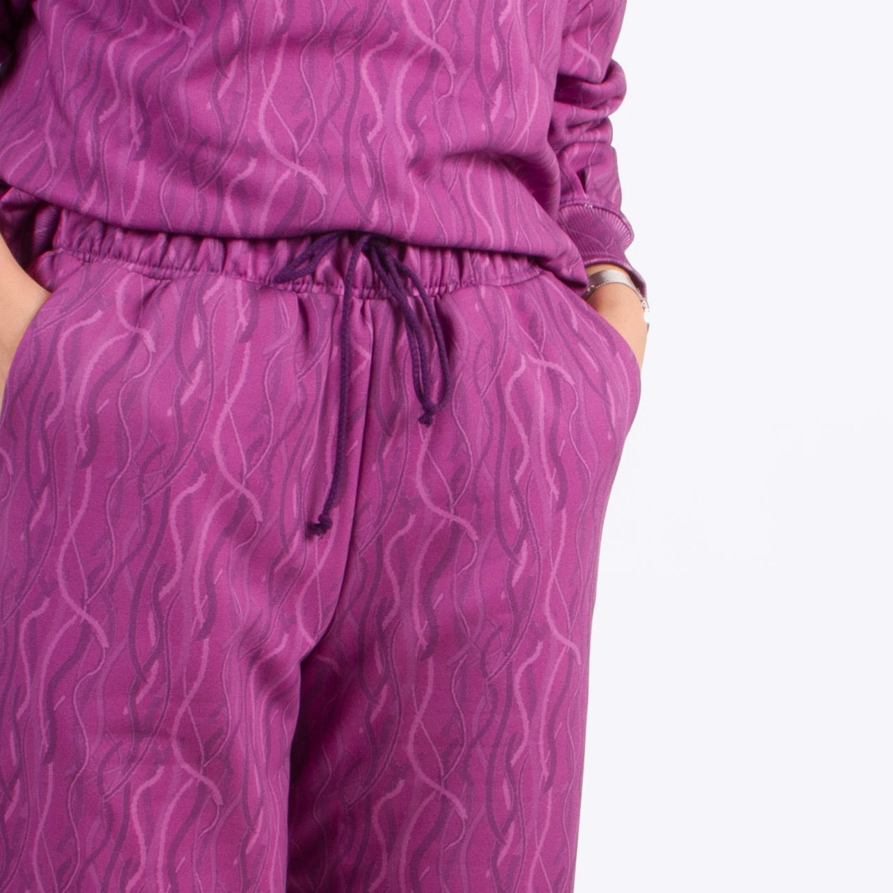 lucewear : femme portant un ensemble de survêtement violet