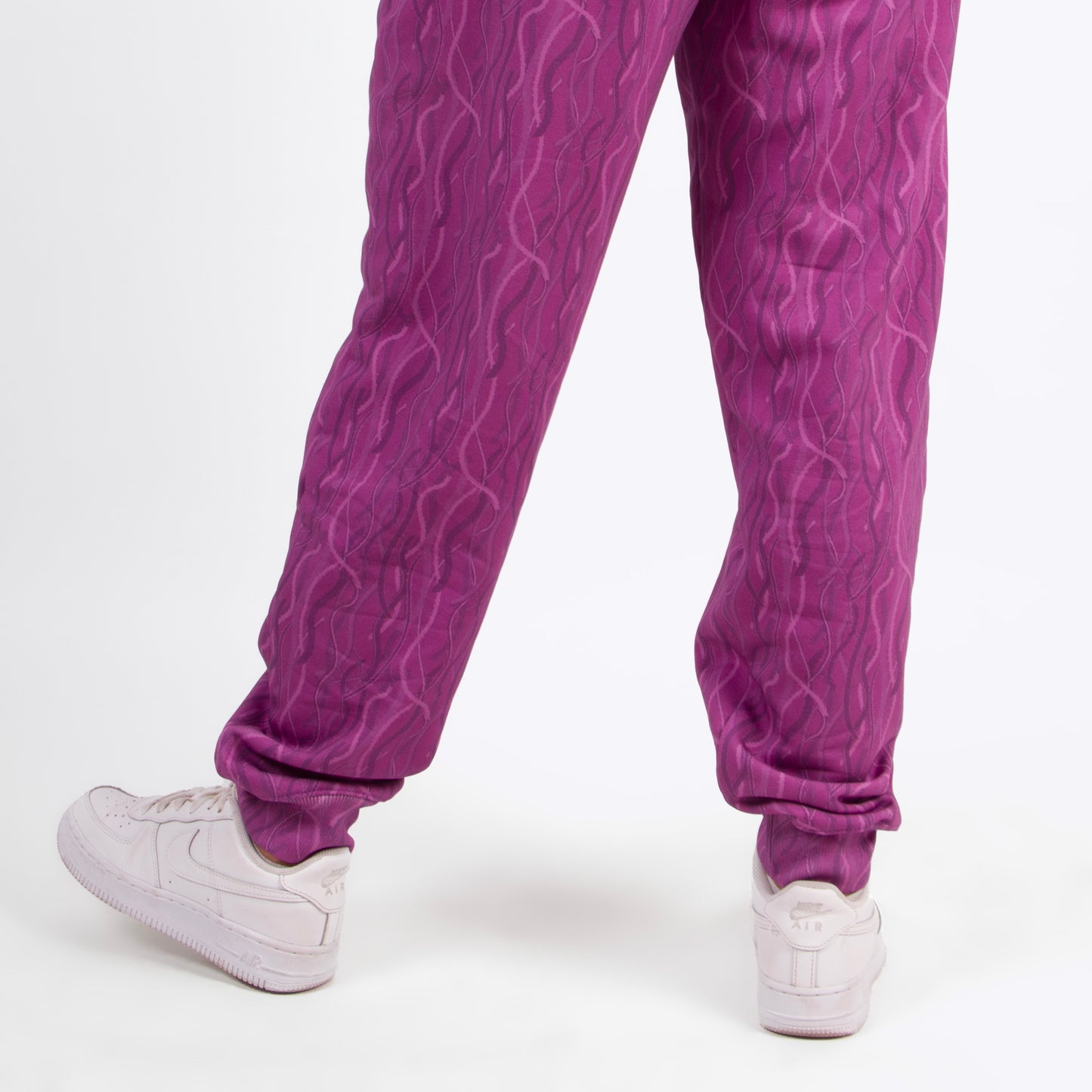 lucewear : femme portant un ensemble de survêtement violet