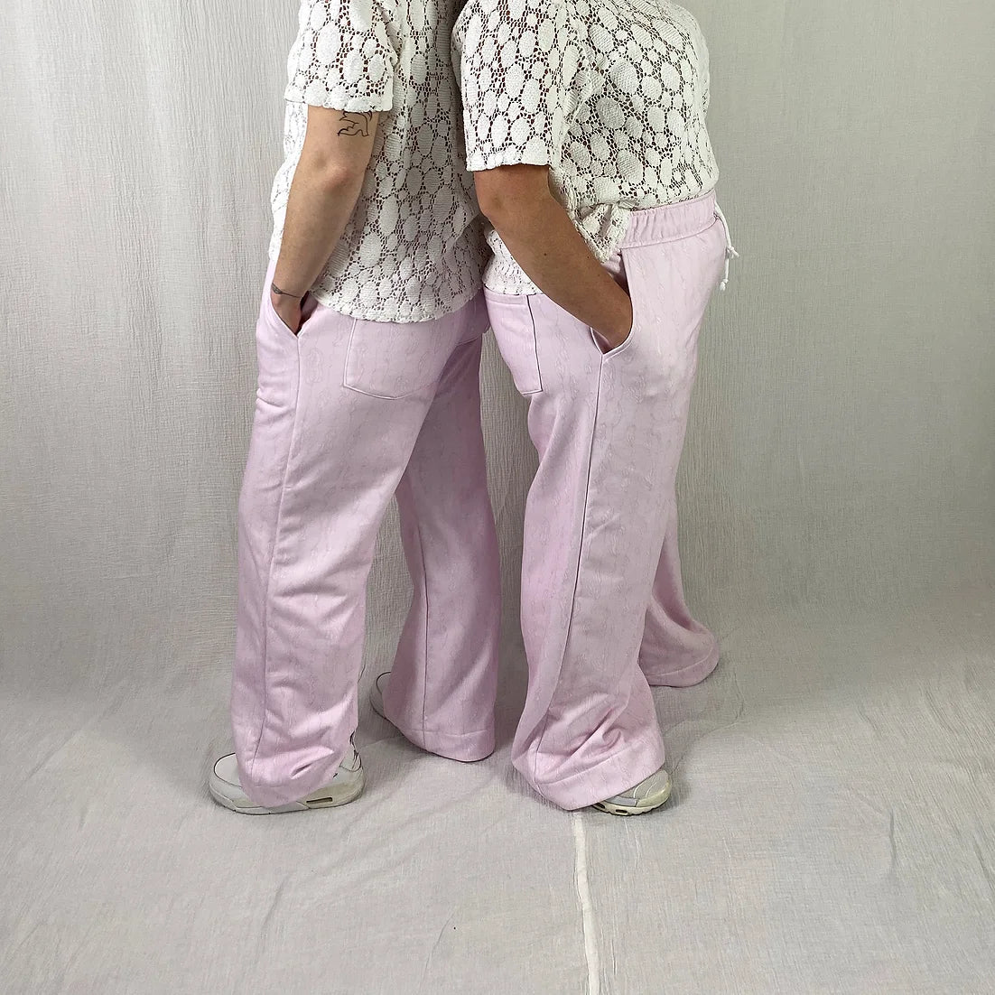 lucewear: femme portant un pantalon de survêtement rose
