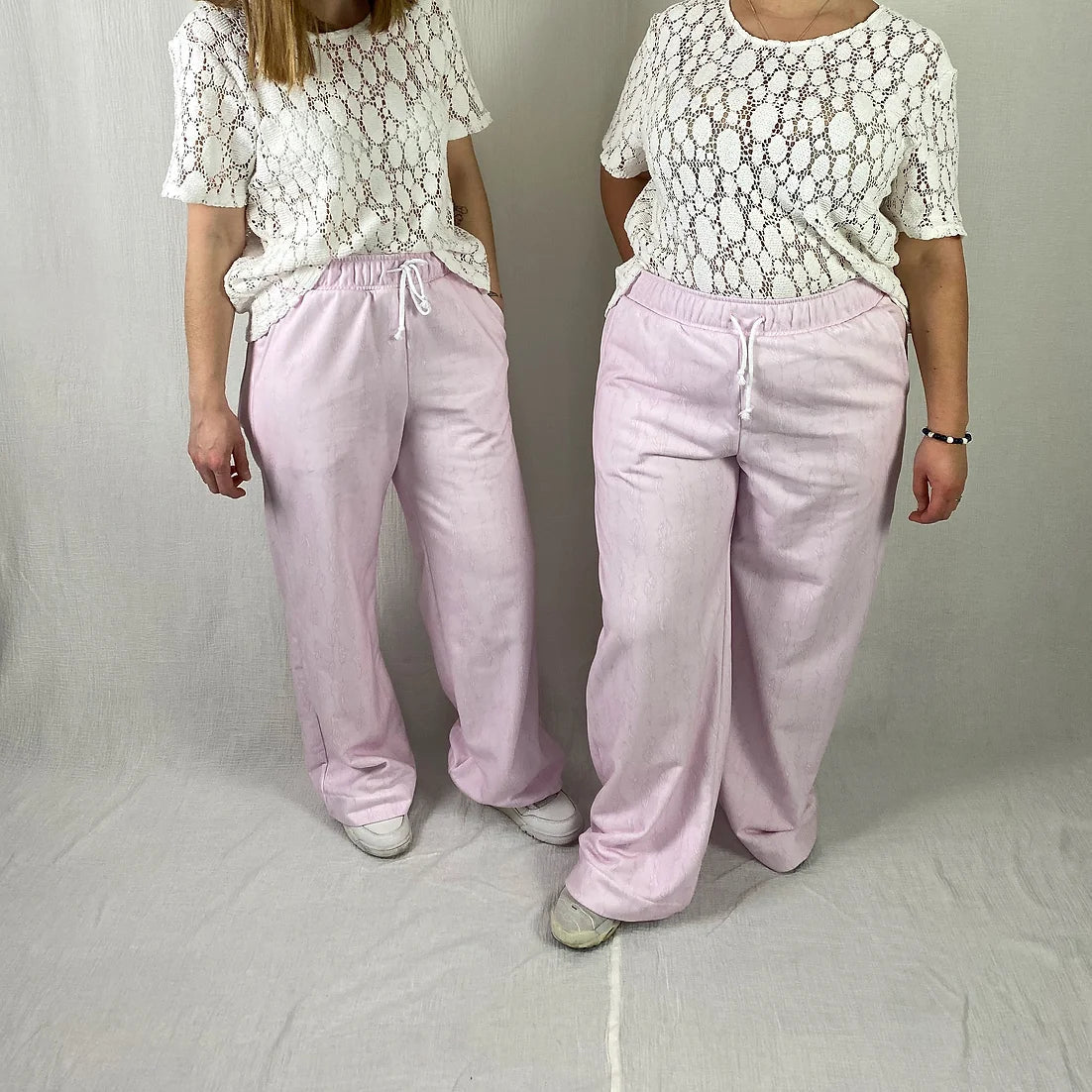 lucewear: femme portant un pantalon de survêtement rose