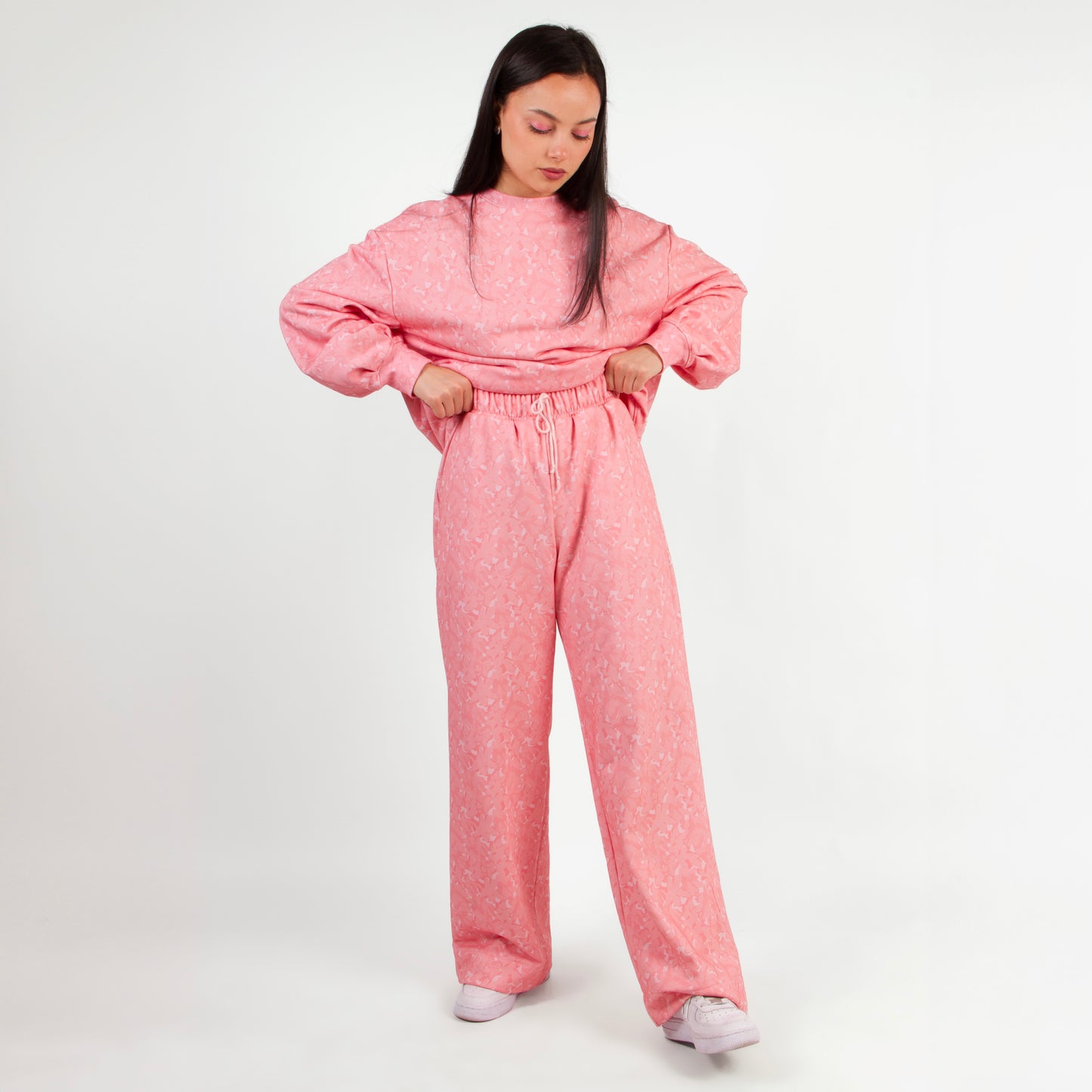 lucewear: femme portant un pantalon de survêtement rose