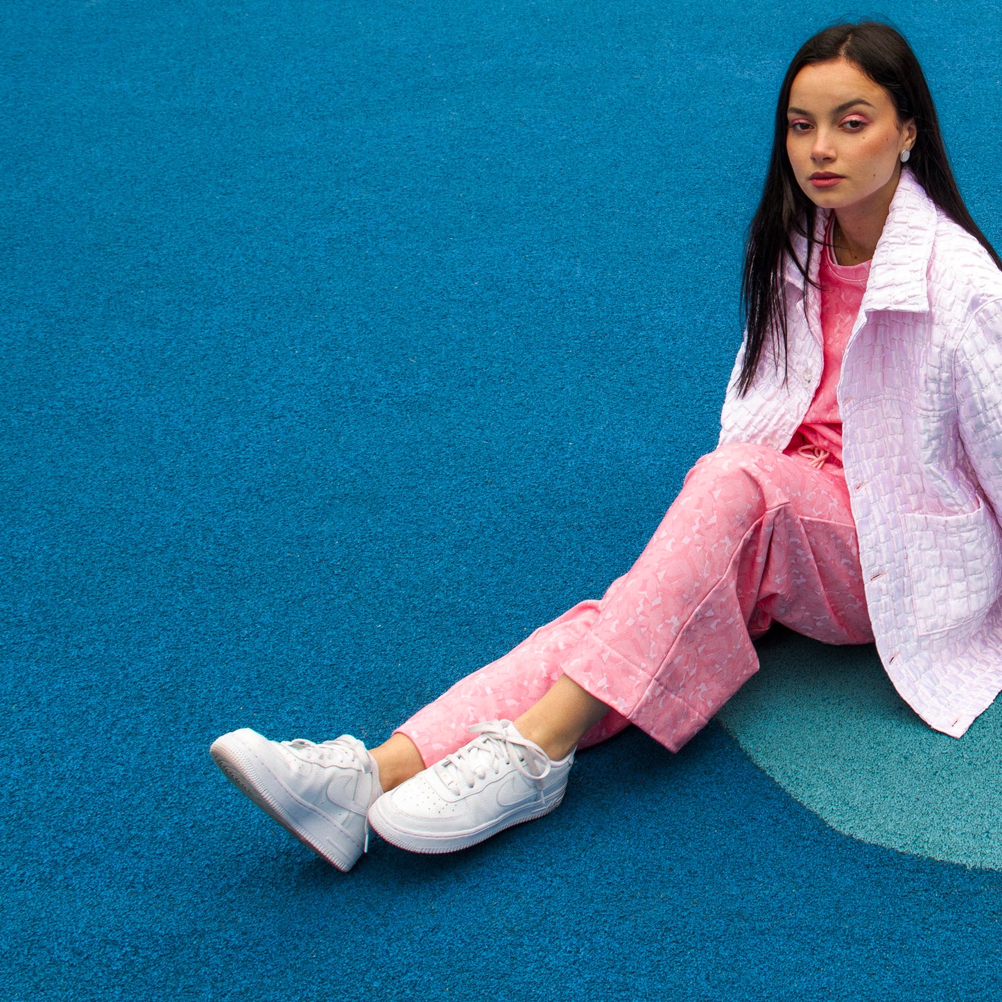 lucewear: femme portant un pantalon de survêtement rose