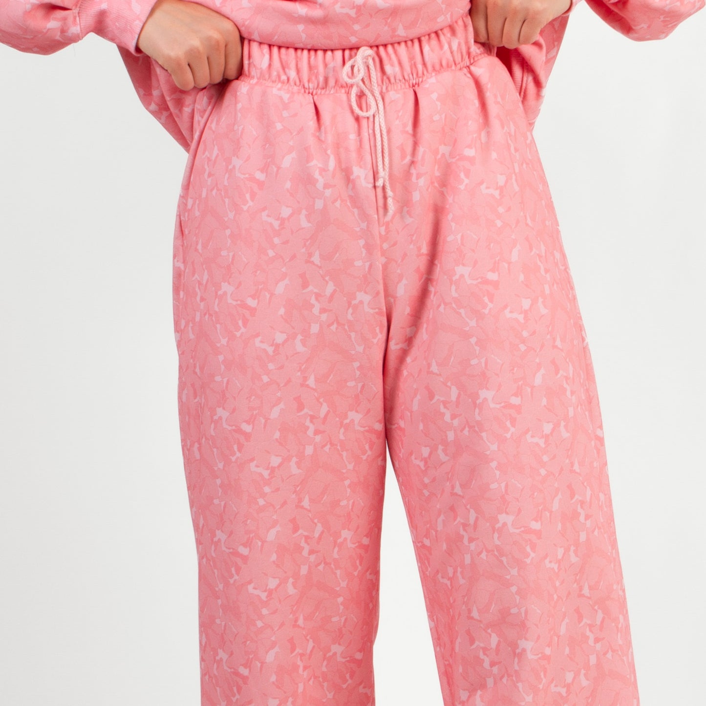 lucewear: femme portant un pantalon de survêtement rose