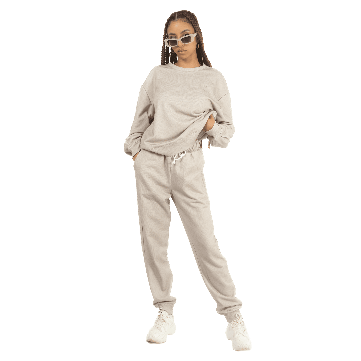 lucewear: femme portant un ensemble de survêtement taupe