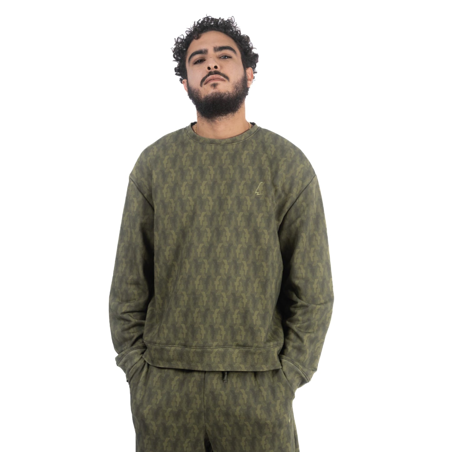 lucewear: homme portant un sweatshirt imprimé mixte kaki