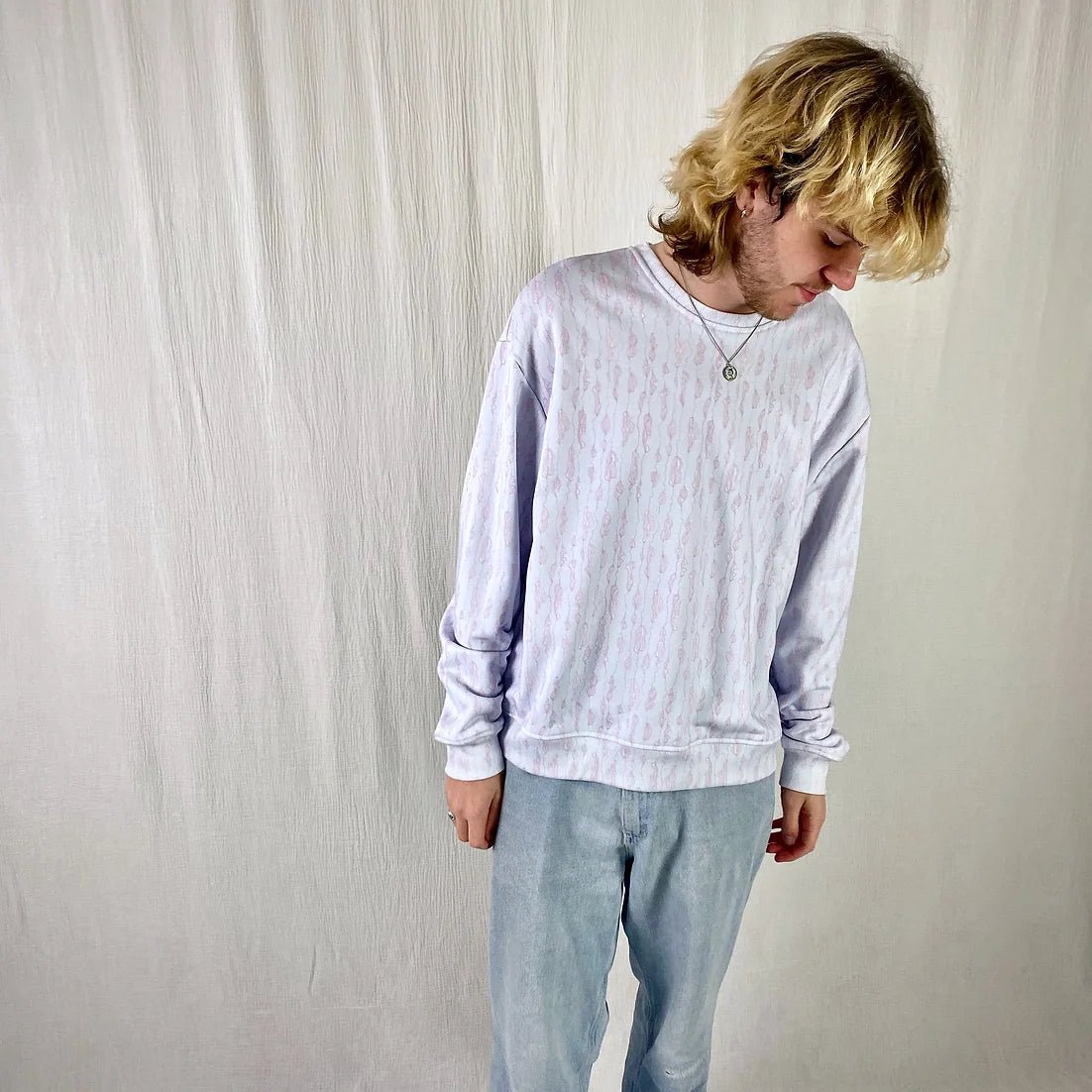 lucewear: homme portant un sweatshirt imprimé mixte bleu
