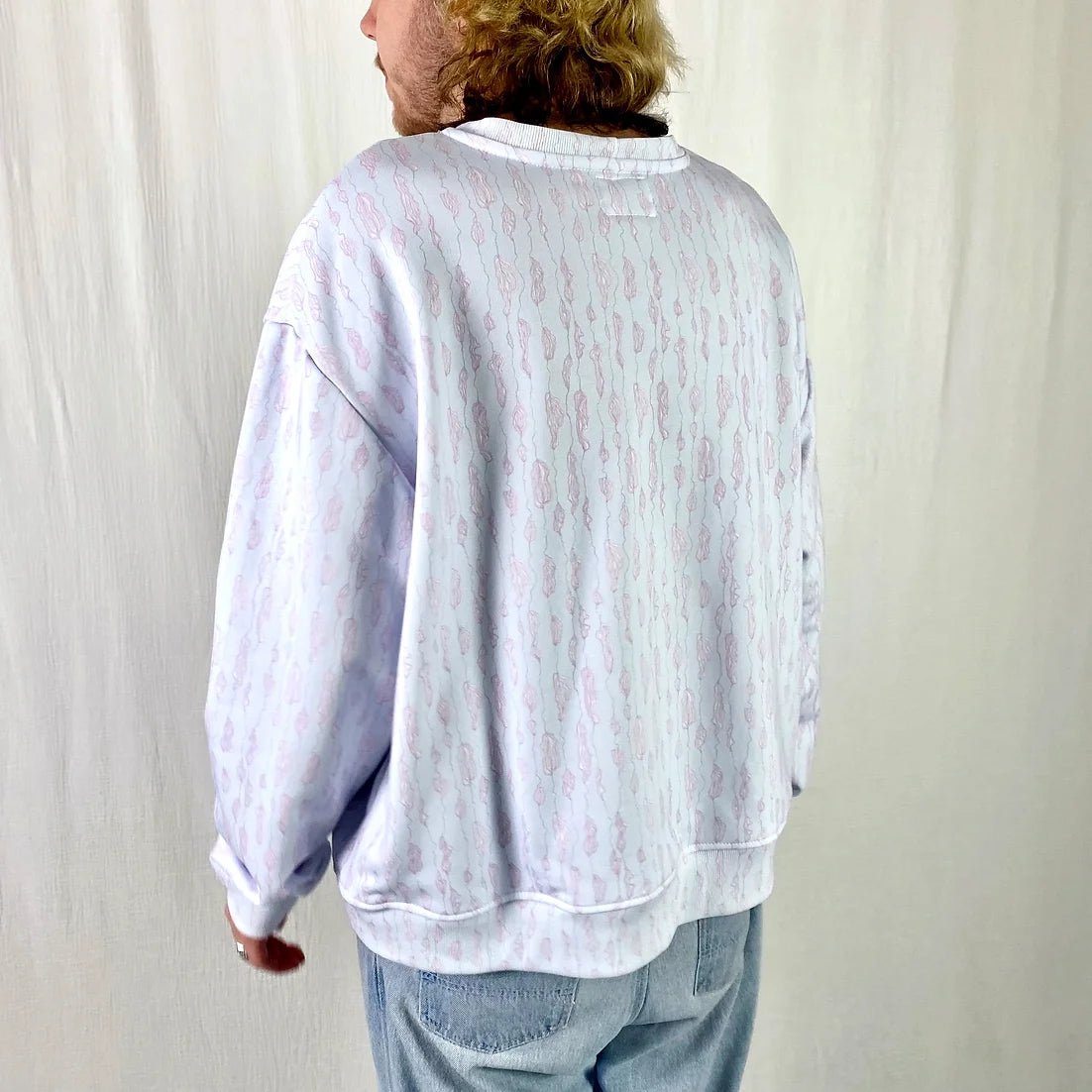 lucewear: homme portant un sweatshirt imprimé mixte bleu