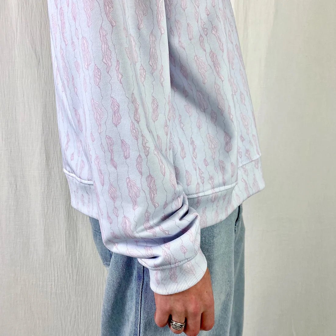 lucewear: homme portant un sweatshirt imprimé mixte bleu