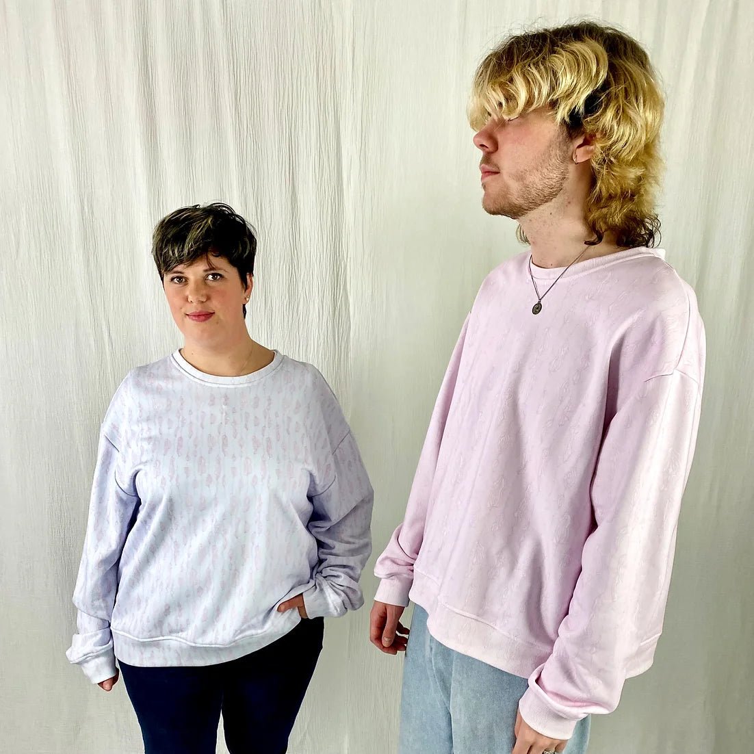 lucewear: homme et femme portant un sweatshirt imprimé mixte bleu
