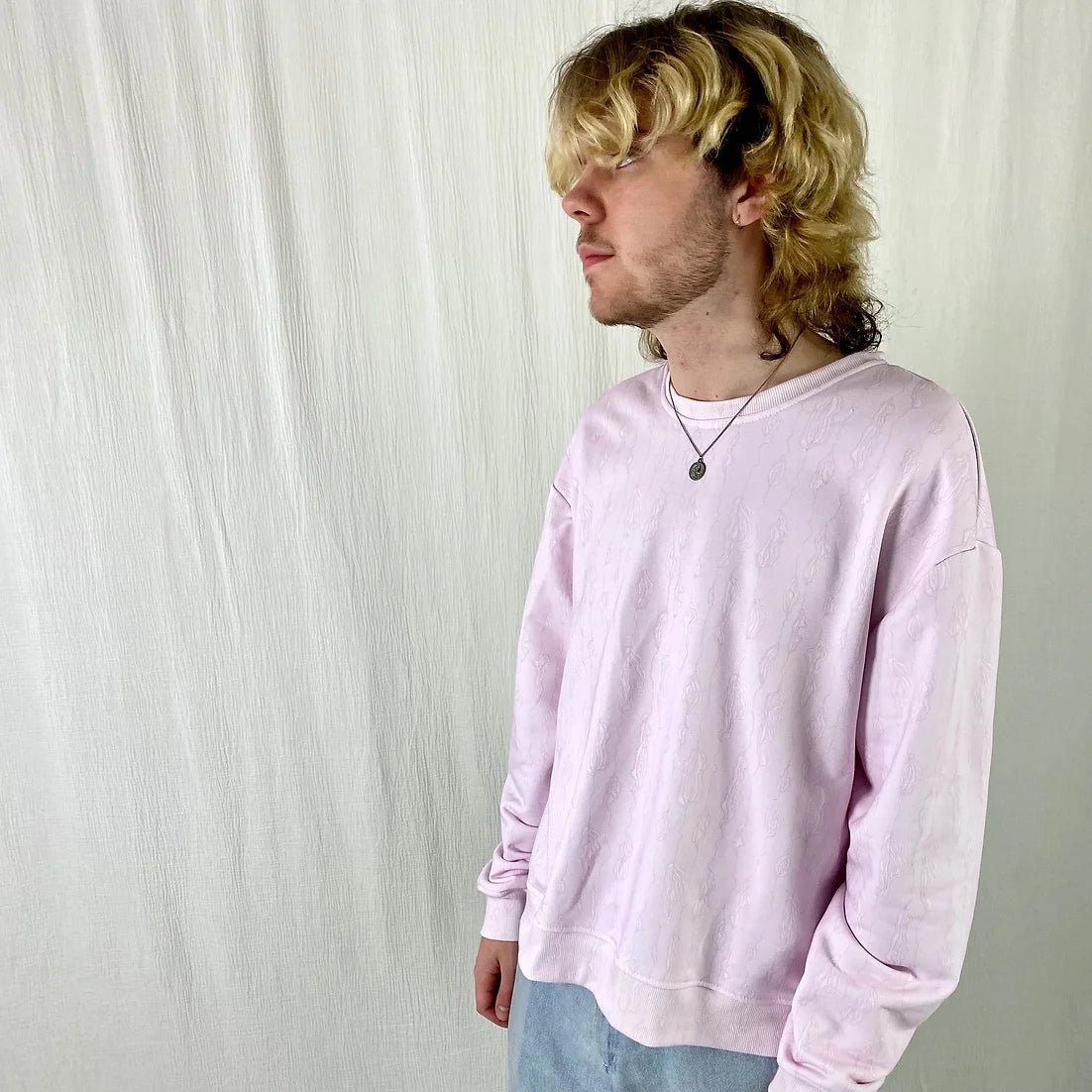 lucewear: homme portant un sweatshirt imprimé mixte rose