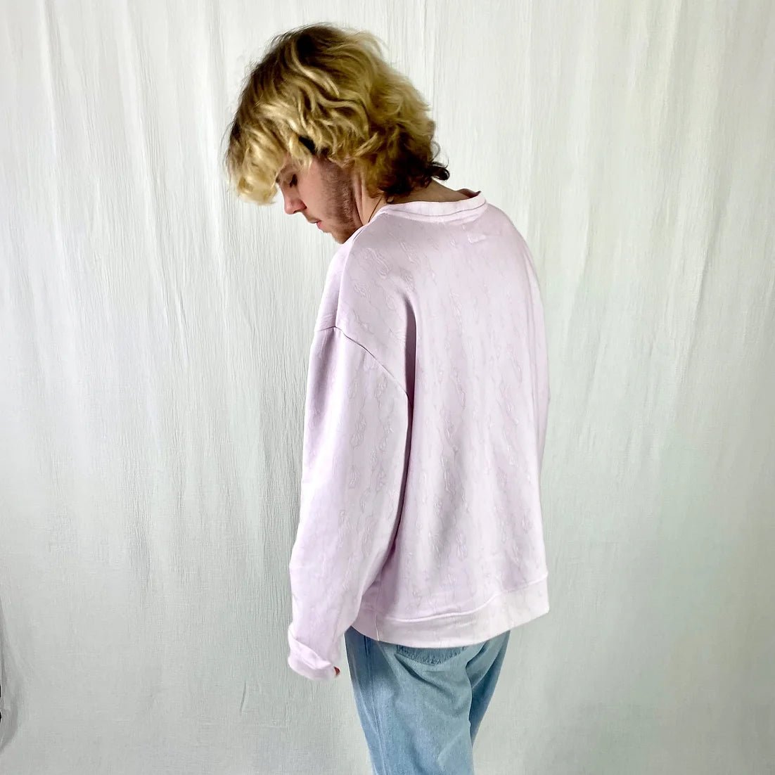 lucewear: homme portant un sweatshirt imprimé mixte rose