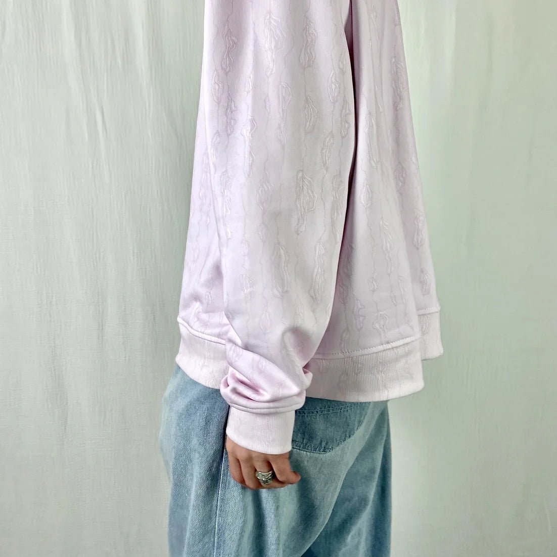lucewear: homme portant un sweatshirt imprimé mixte rose