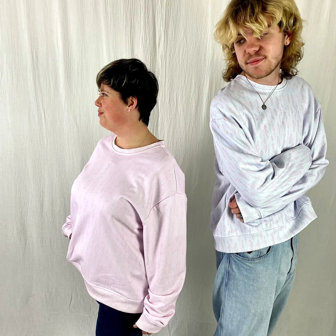 lucewear: homme portant un sweatshirt imprimé mixte rose