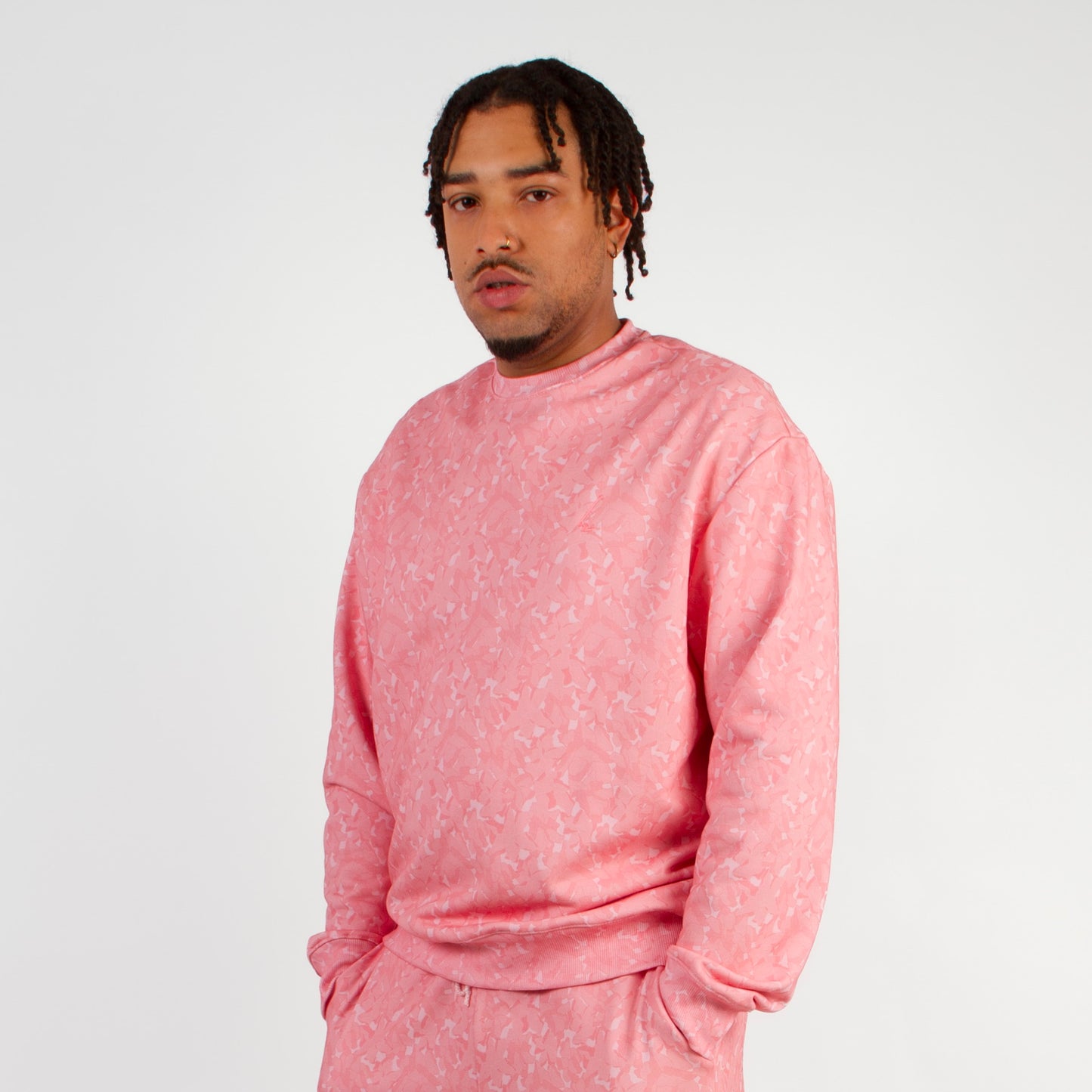 lucewear: homme portant un sweatshirt imprimé mixte rose