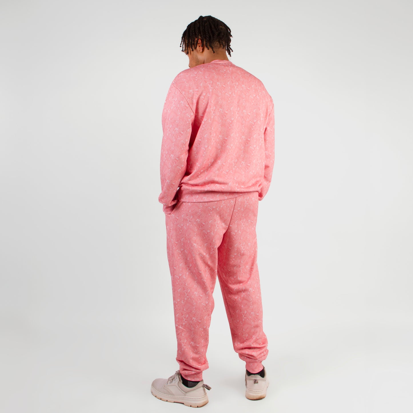 lucewear: homme portant un ensemble de survêtement rose