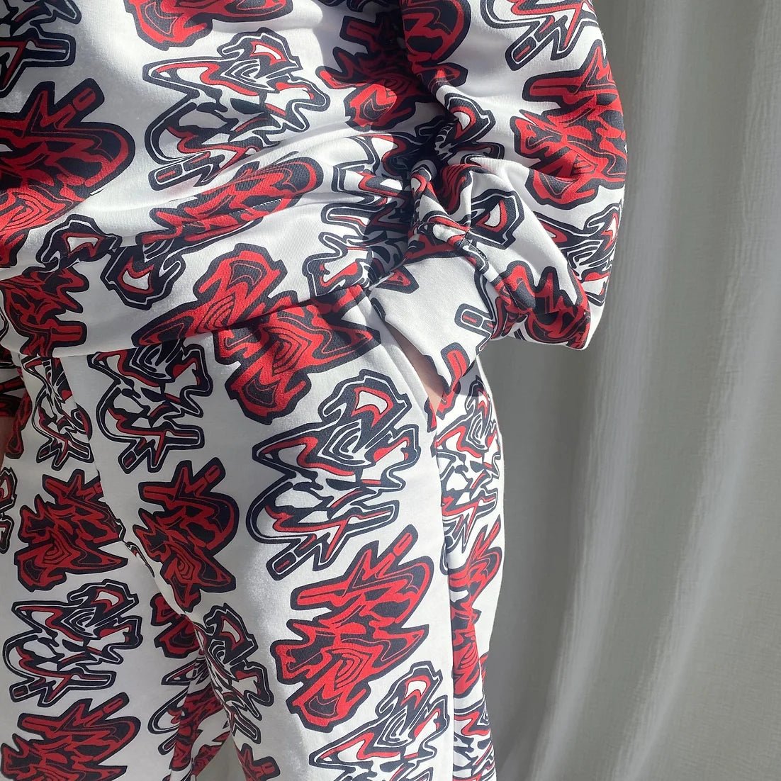lucewear: femme portant un sweatshirt imprimé rouge et bleu