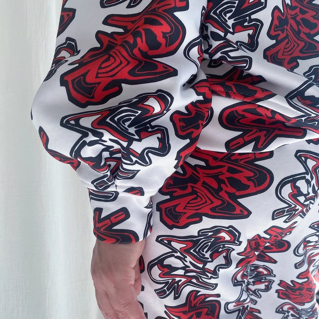 lucewear: femme portant un sweatshirt imprimé rouge et bleu