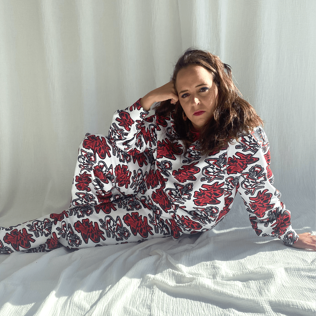 lucewear: femme portant un sweatshirt imprimé rouge et bleu