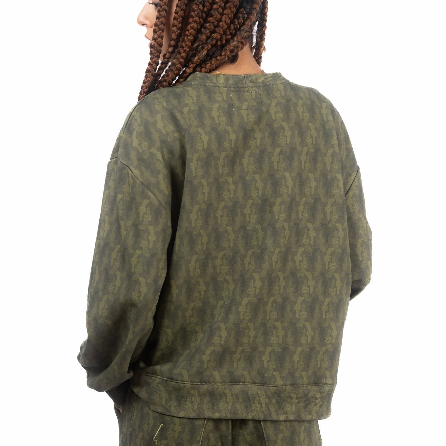 lucewear: femme portant un sweatshirt imprimé kaki