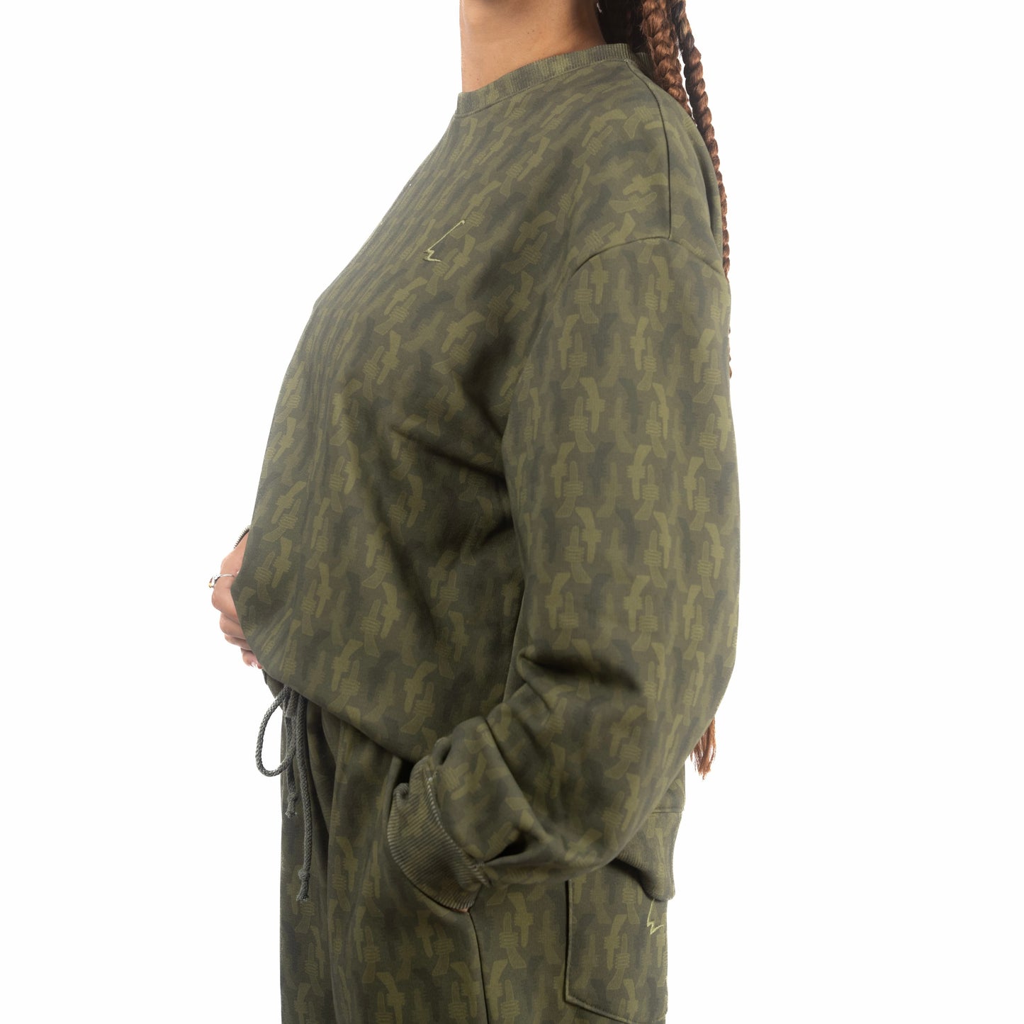 lucewear: femme portant un sweatshirt imprimé kaki
