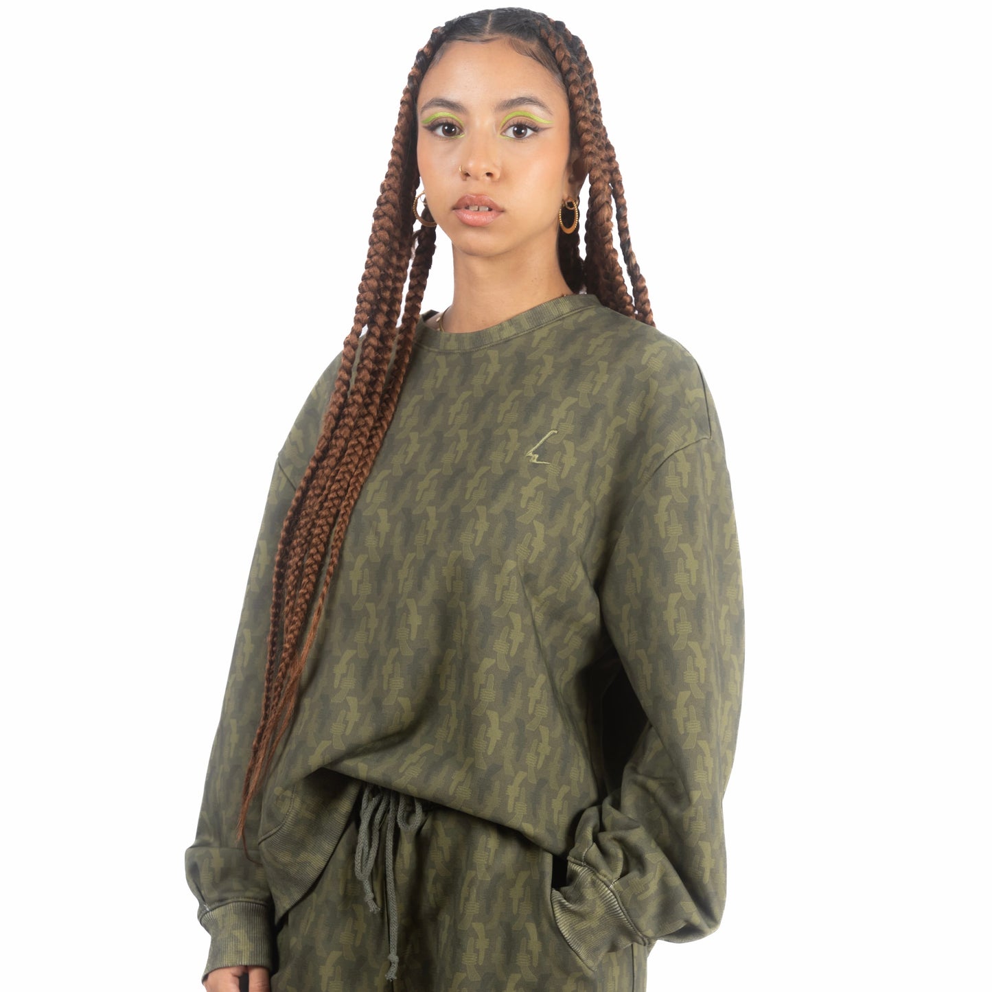 lucewear: femme portant un sweatshirt imprimé kaki