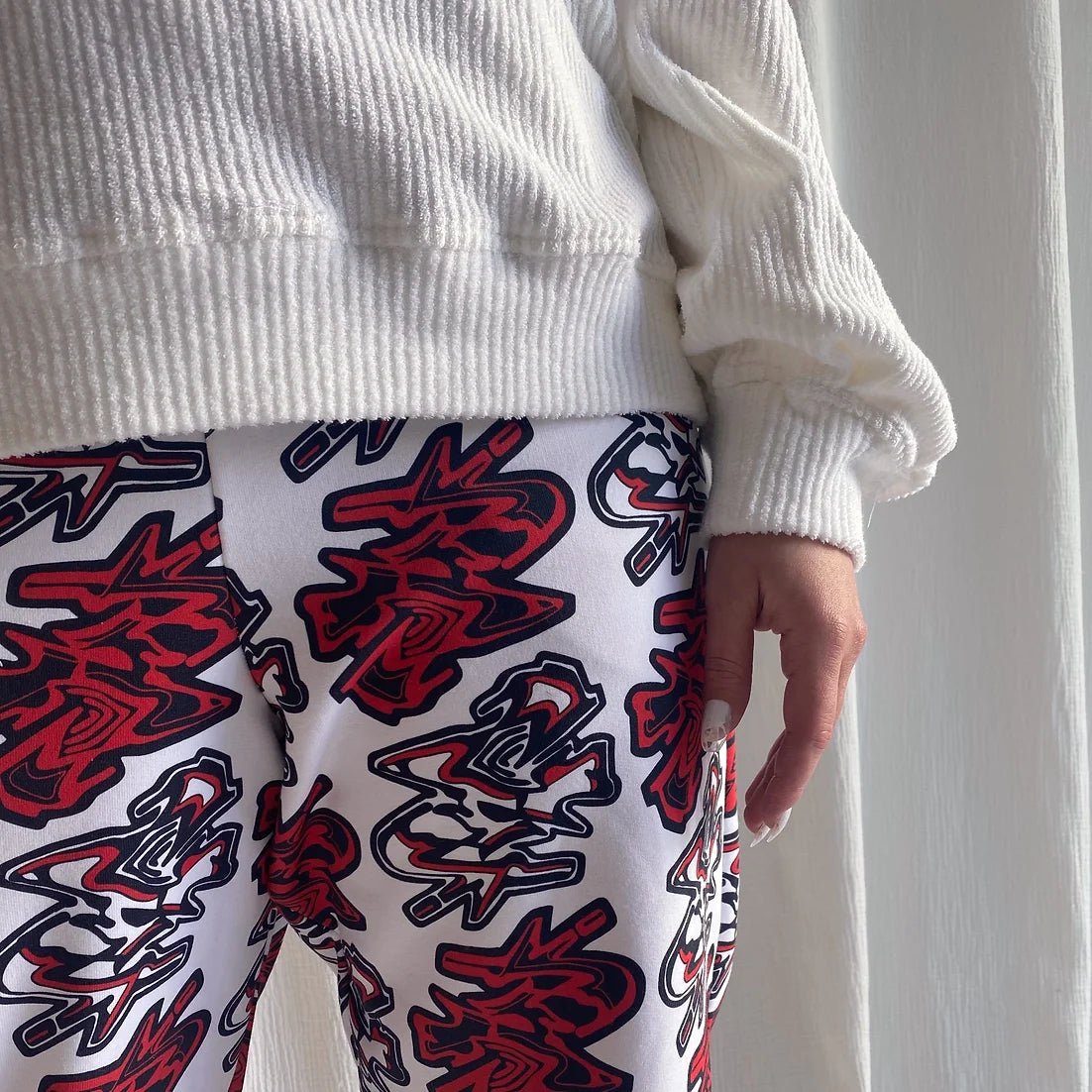 lucewear: femme portant un sweatshirt en velours brodé blanc