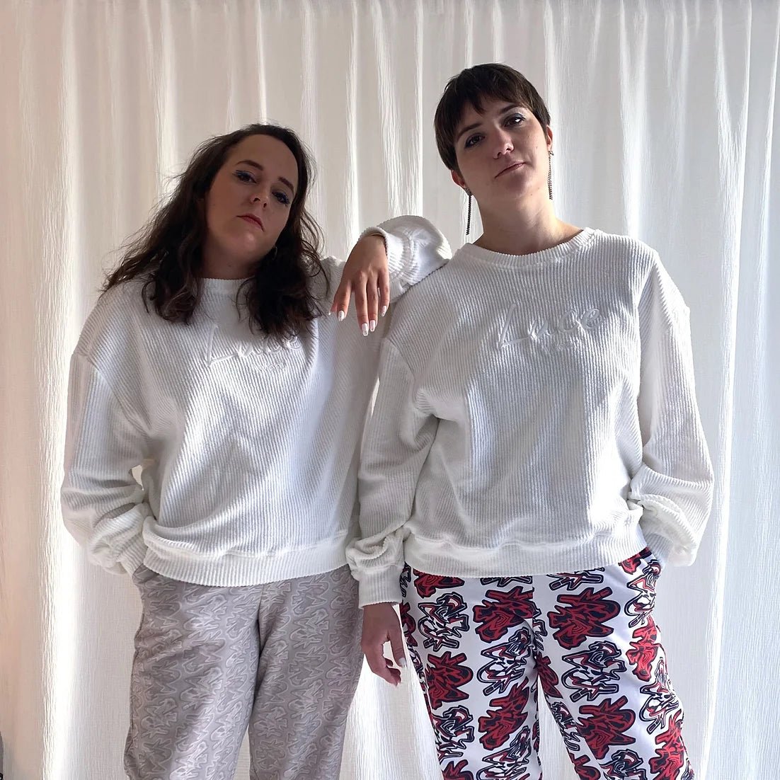 lucewear: femme portant un sweatshirt en velours brodé blanc
