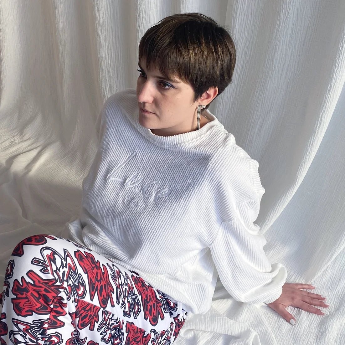 lucewear: femme portant un sweatshirt en velours brodé blanc