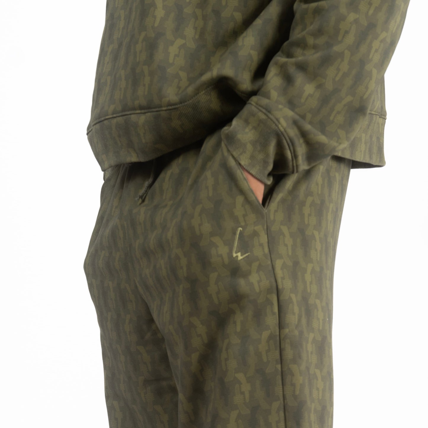 lucewear: homme portant un sweatshirt et un pantalon de jogging kaki