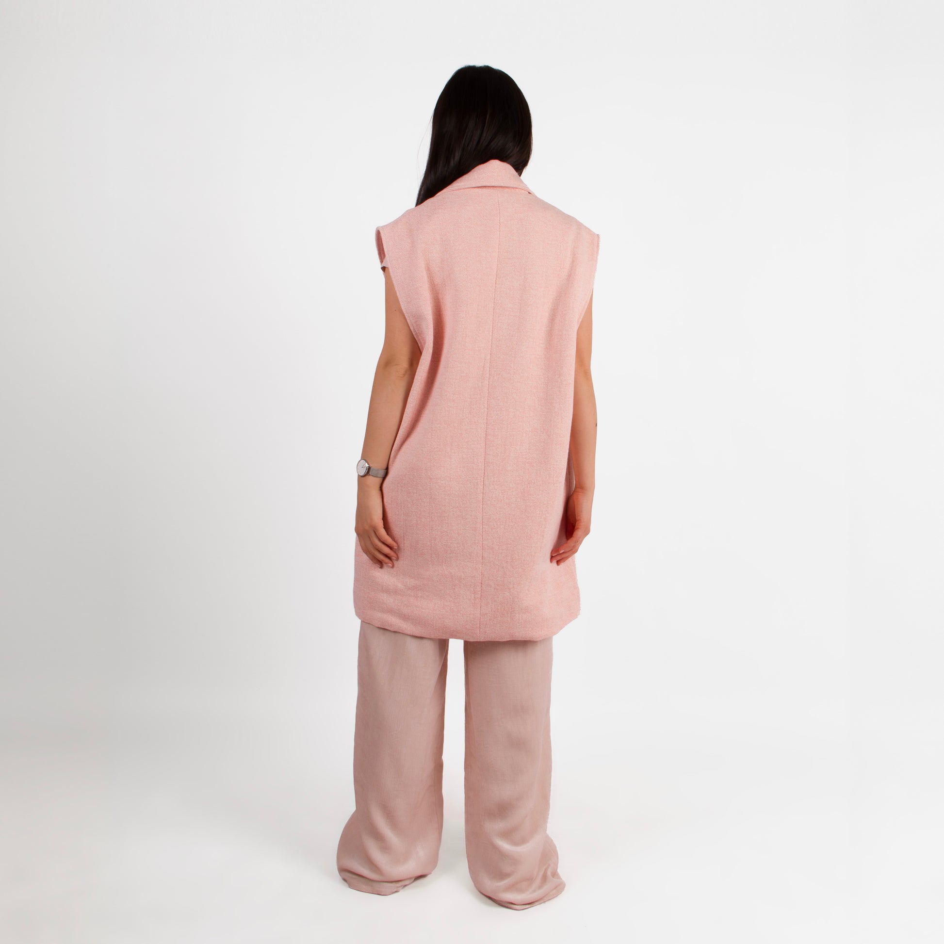 Lucewear: femme portant une veste sans manche en tweed rose