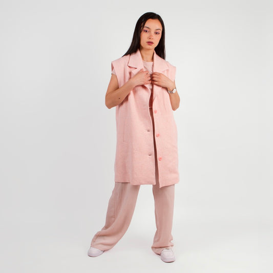 Lucewear: femme portant une veste sans manche en tweed rose