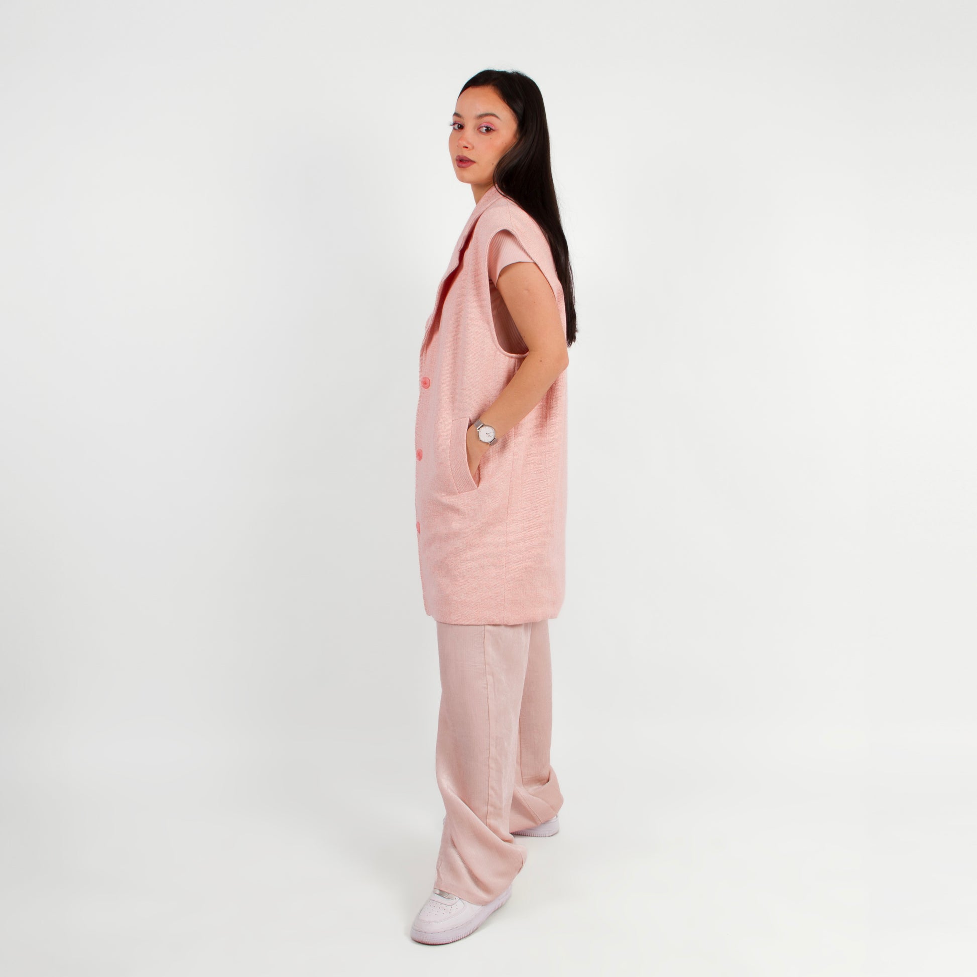 Lucewear: femme portant une veste sans manche en tweed rose
