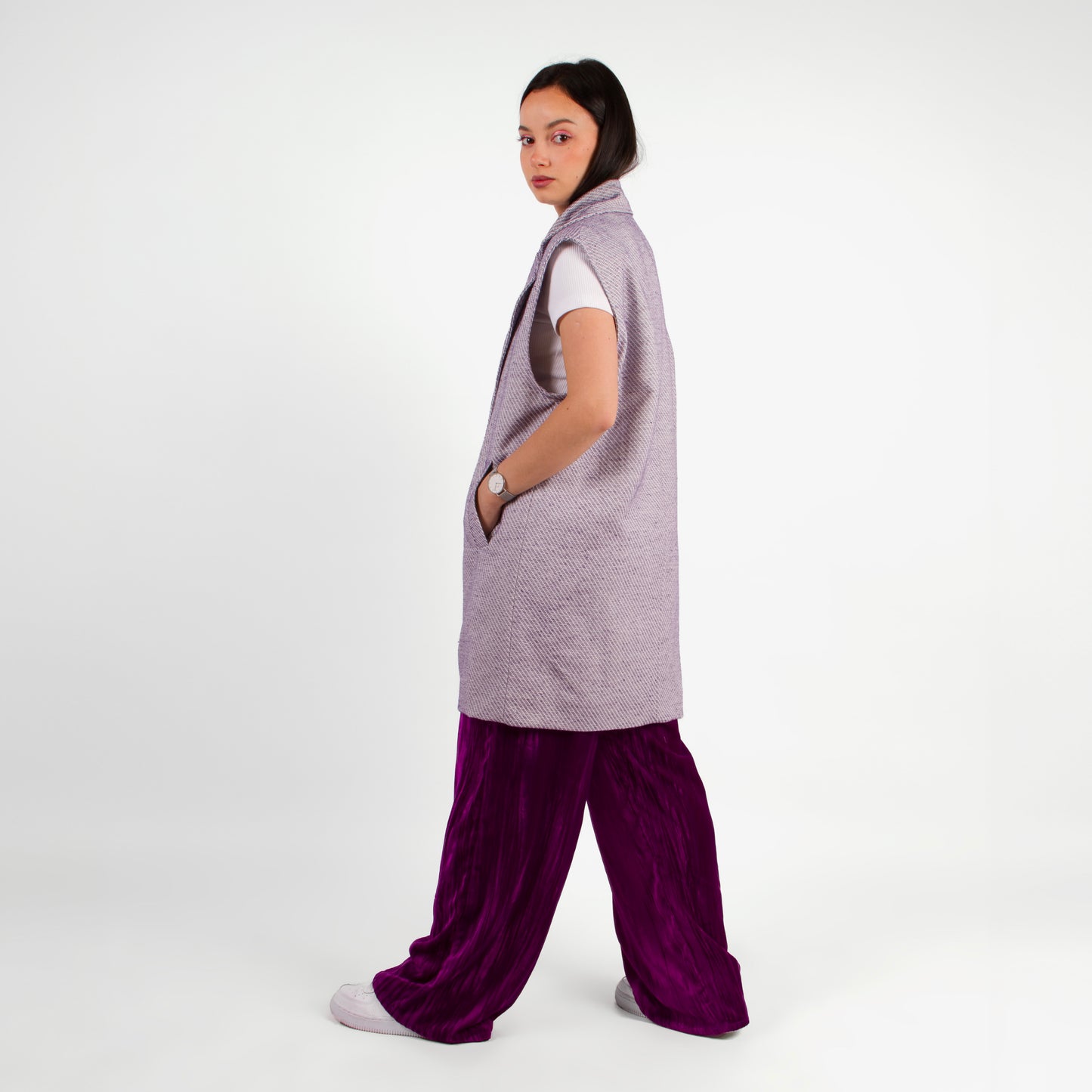 Lucewear: femme portant une veste sans manche en tweed violet