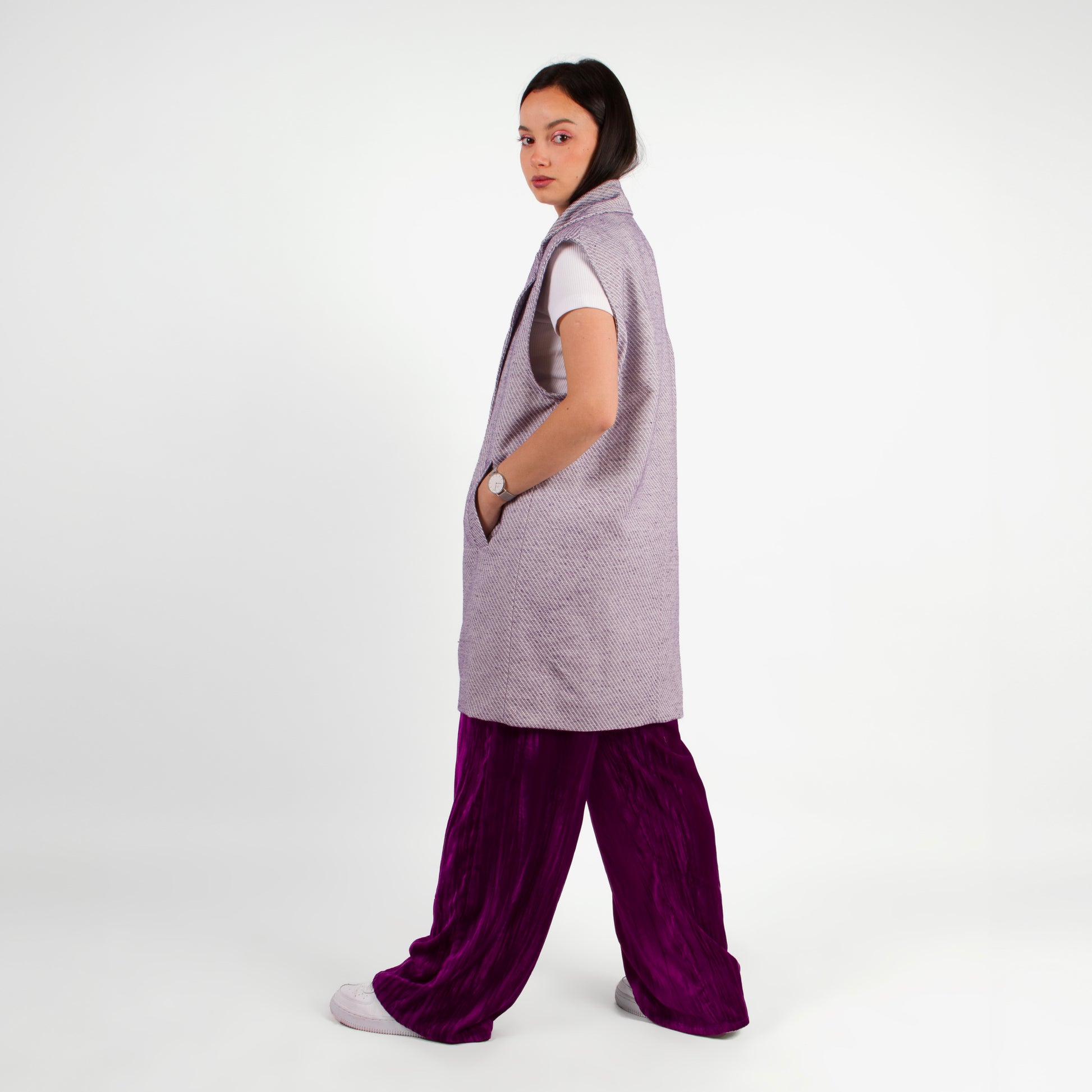 Lucewear: femme portant une veste sans manche en tweed violet