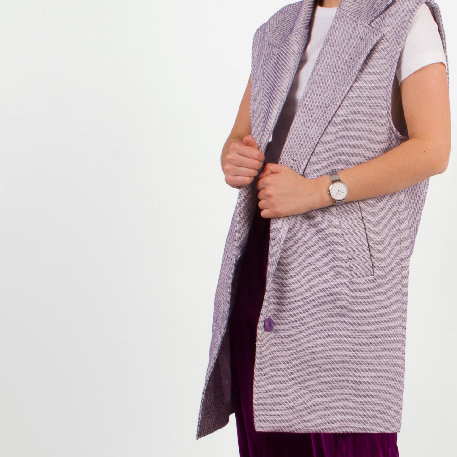 Lucewear: femme portant une veste sans manche en tweed violet