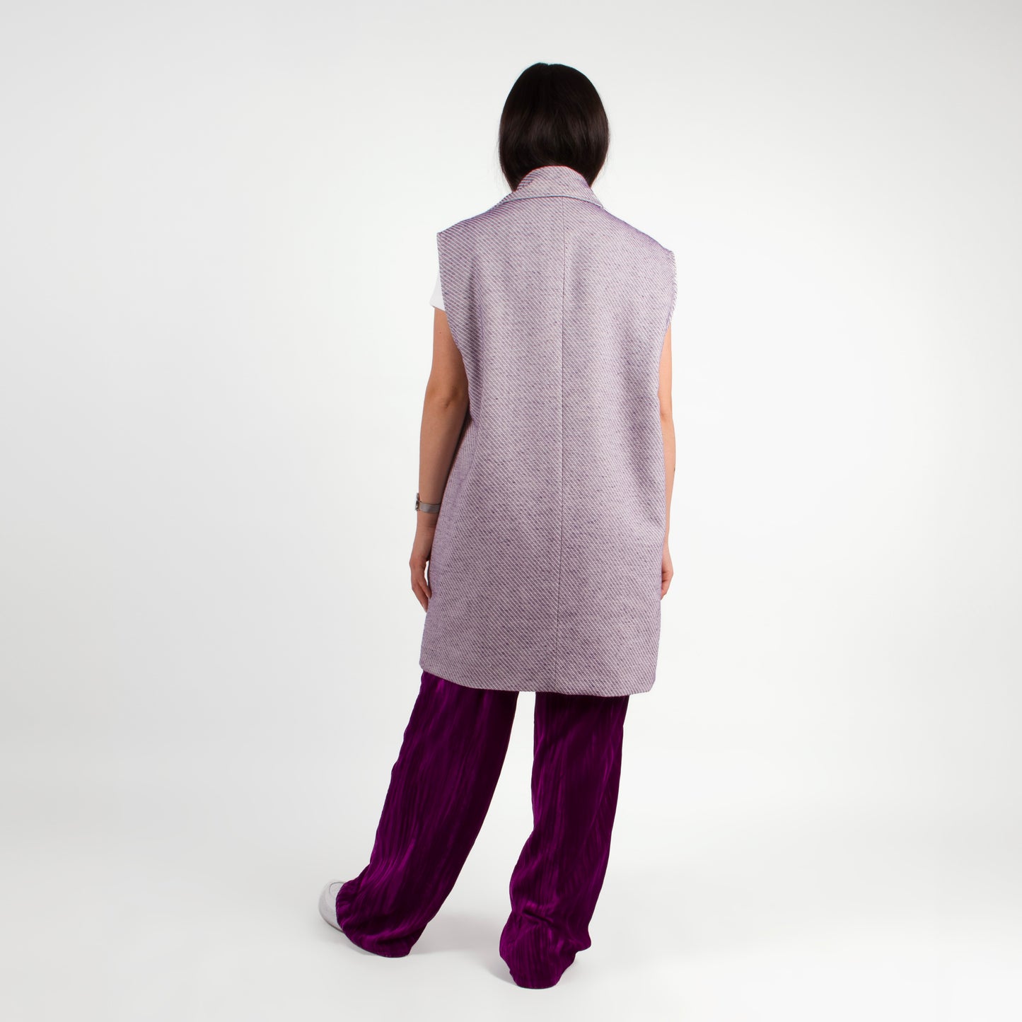 Lucewear: femme portant une veste sans manche en tweed violet