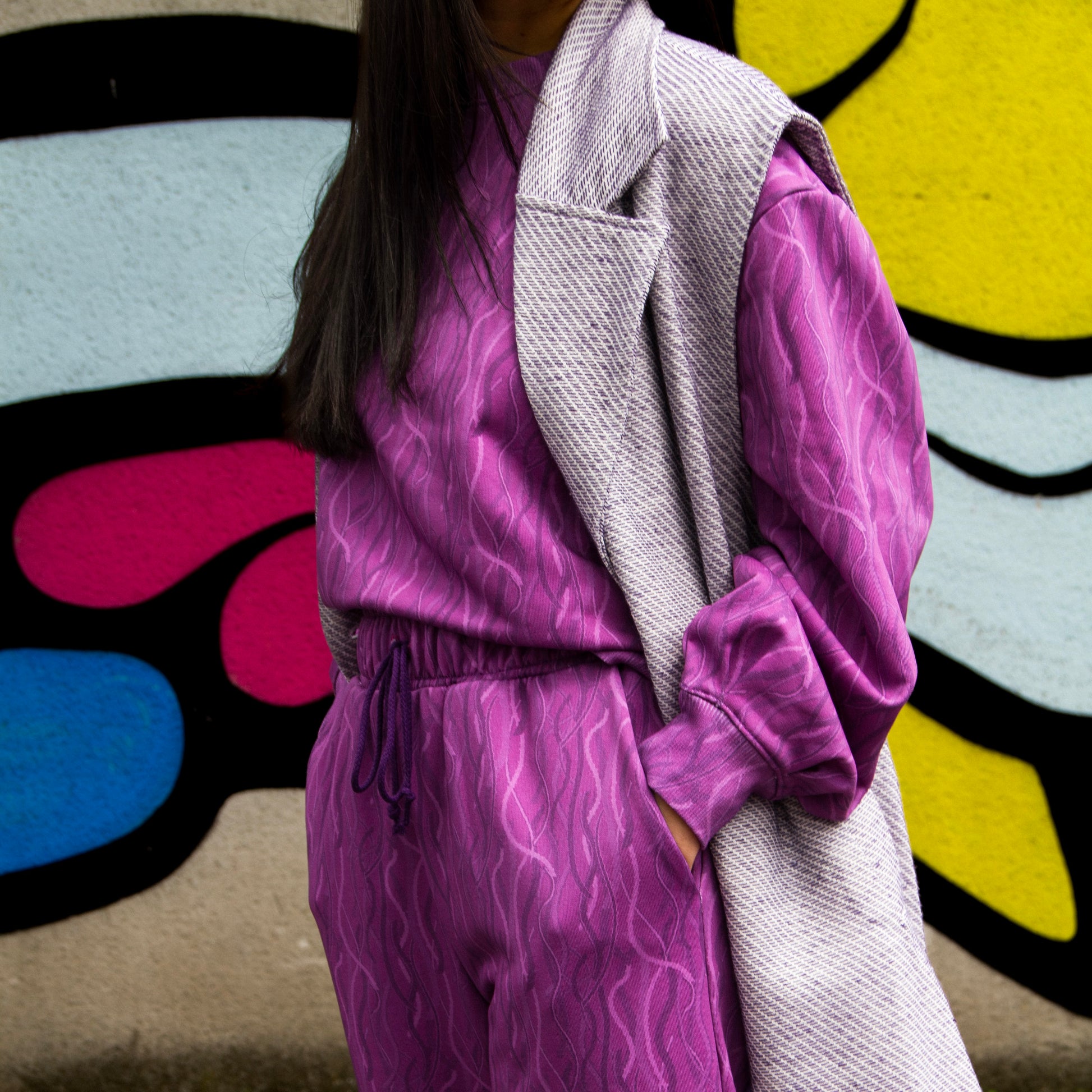 Lucewear: femme portant une veste sans manche en tweed violet