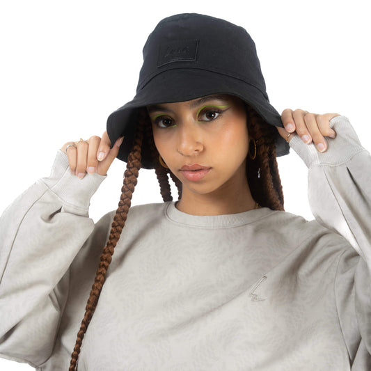 femme portant un BOB ENDUIT noir | Luce wear