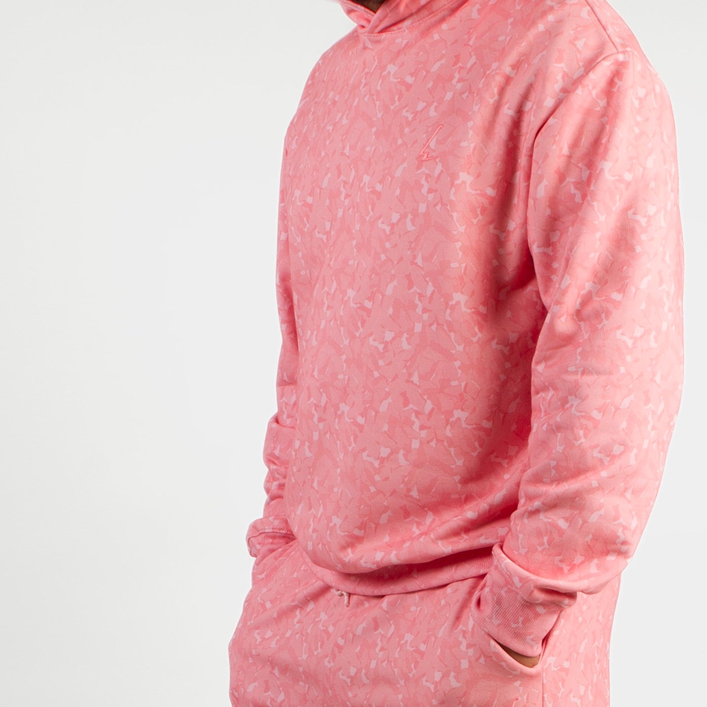 lucewear: homme portant un hoodie à capuche rose