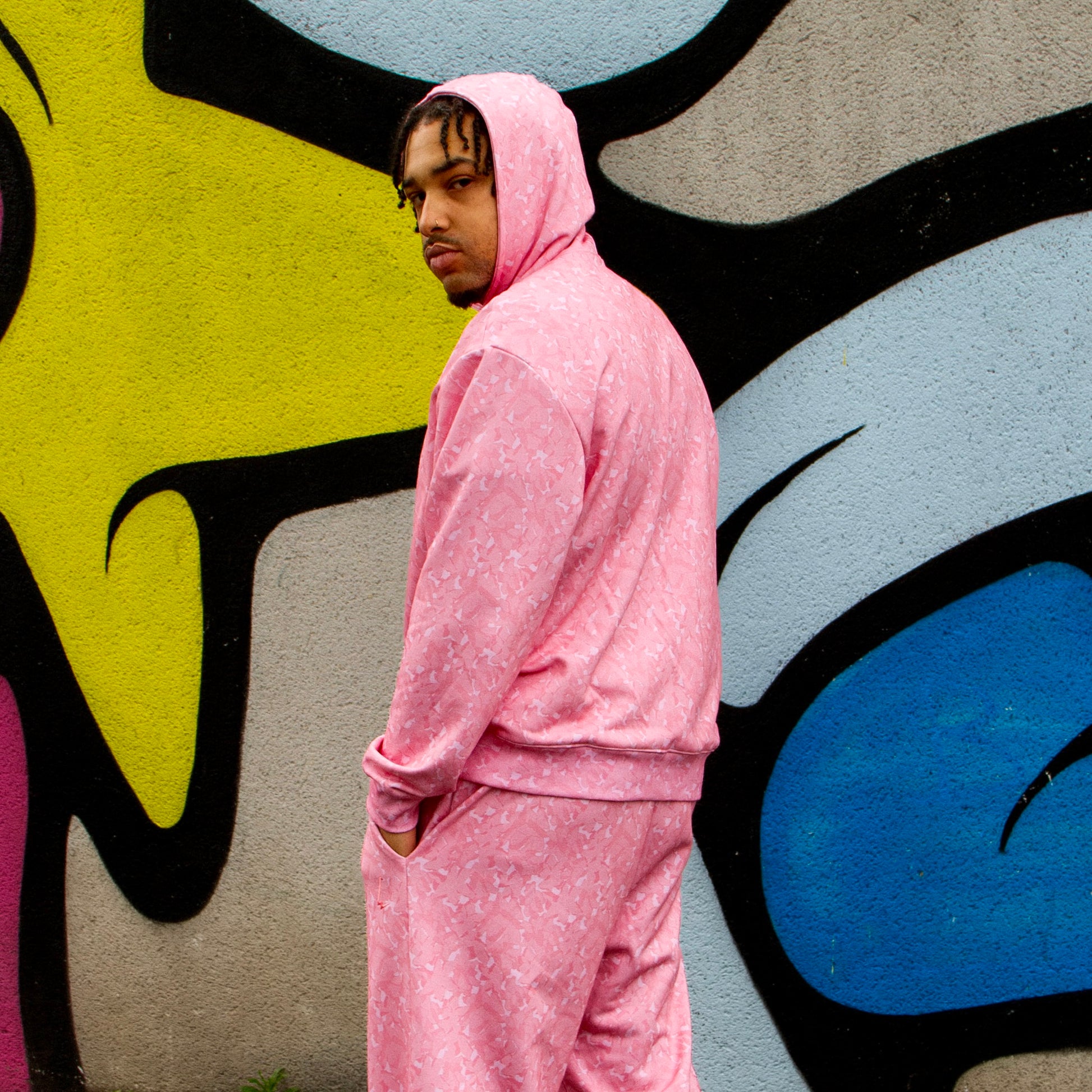 lucewear: homme portant un hoodie à capuche rose