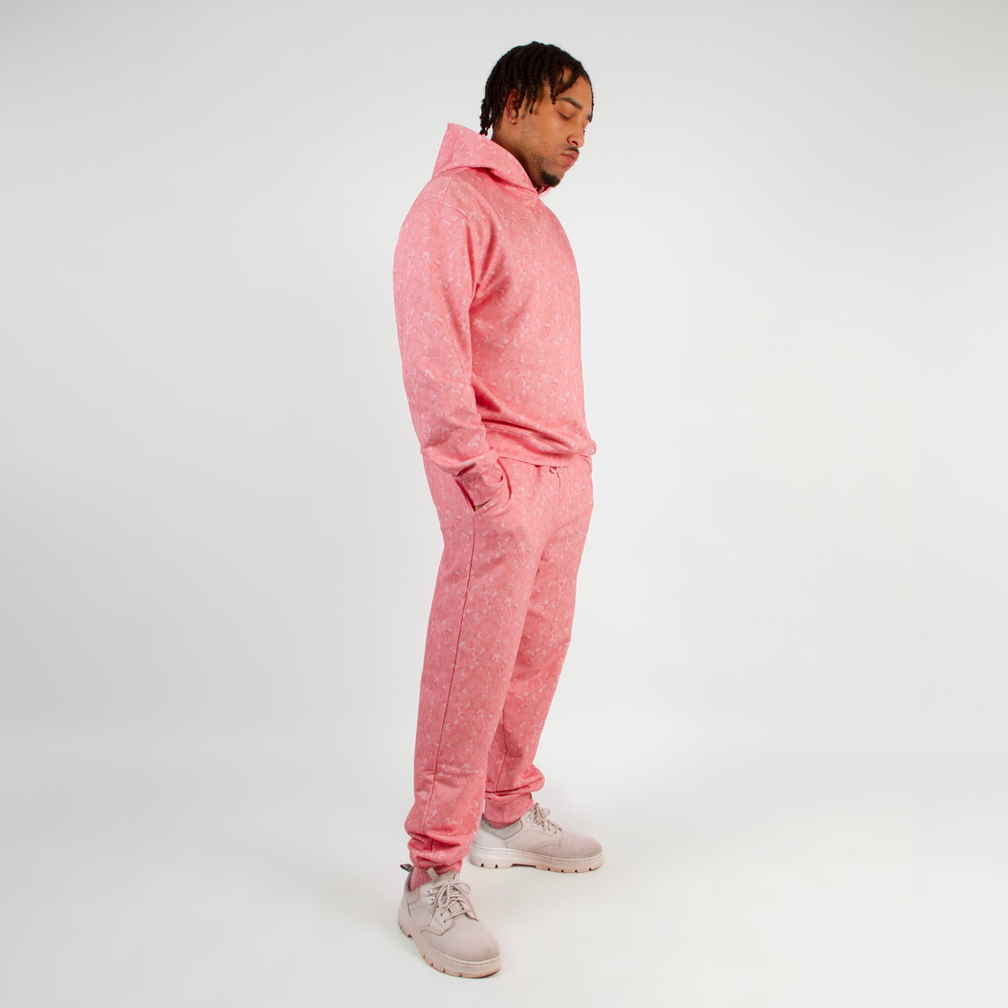 lucewear: homme portant un ensemble de survêtement rose