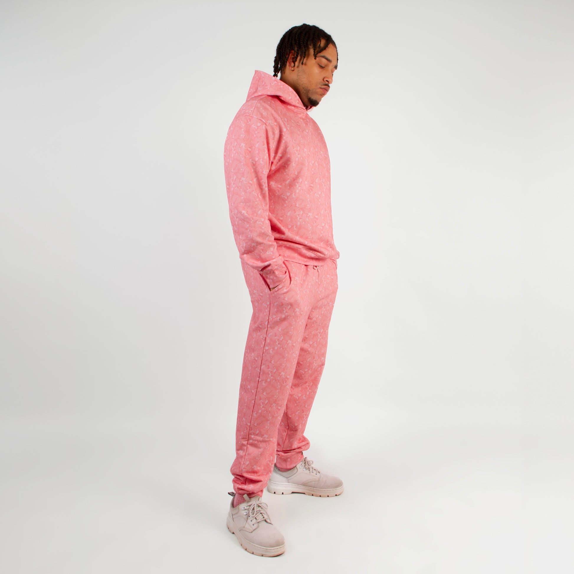 lucewear: homme portant un ensemble de survêtement rose