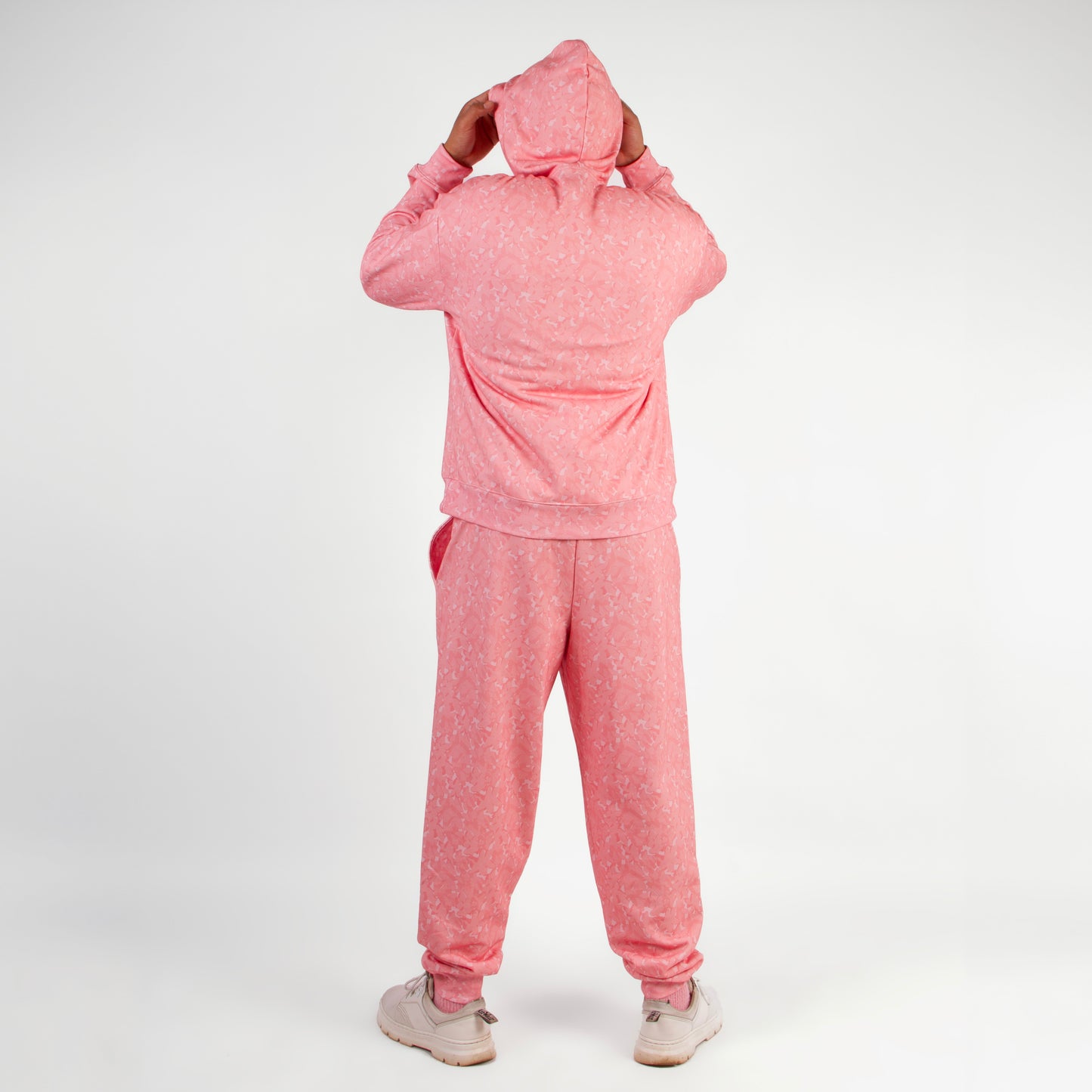 lucewear: homme portant un ensemble de survêtement rose